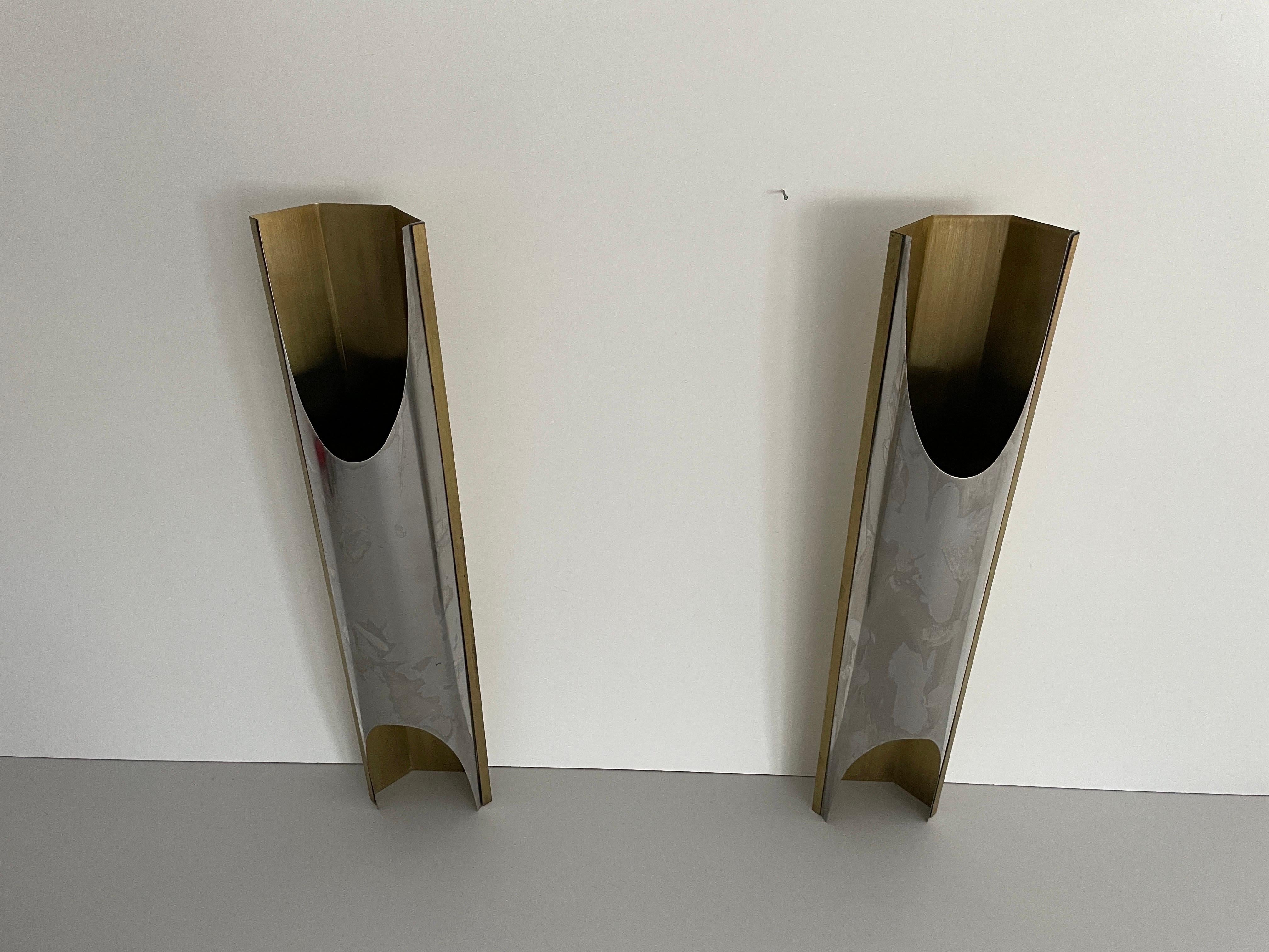 Großes Paar Wandlampen aus Gold, Metall und Chrom, 1960er Jahre, Italien im Zustand „Hervorragend“ im Angebot in Hagenbach, DE