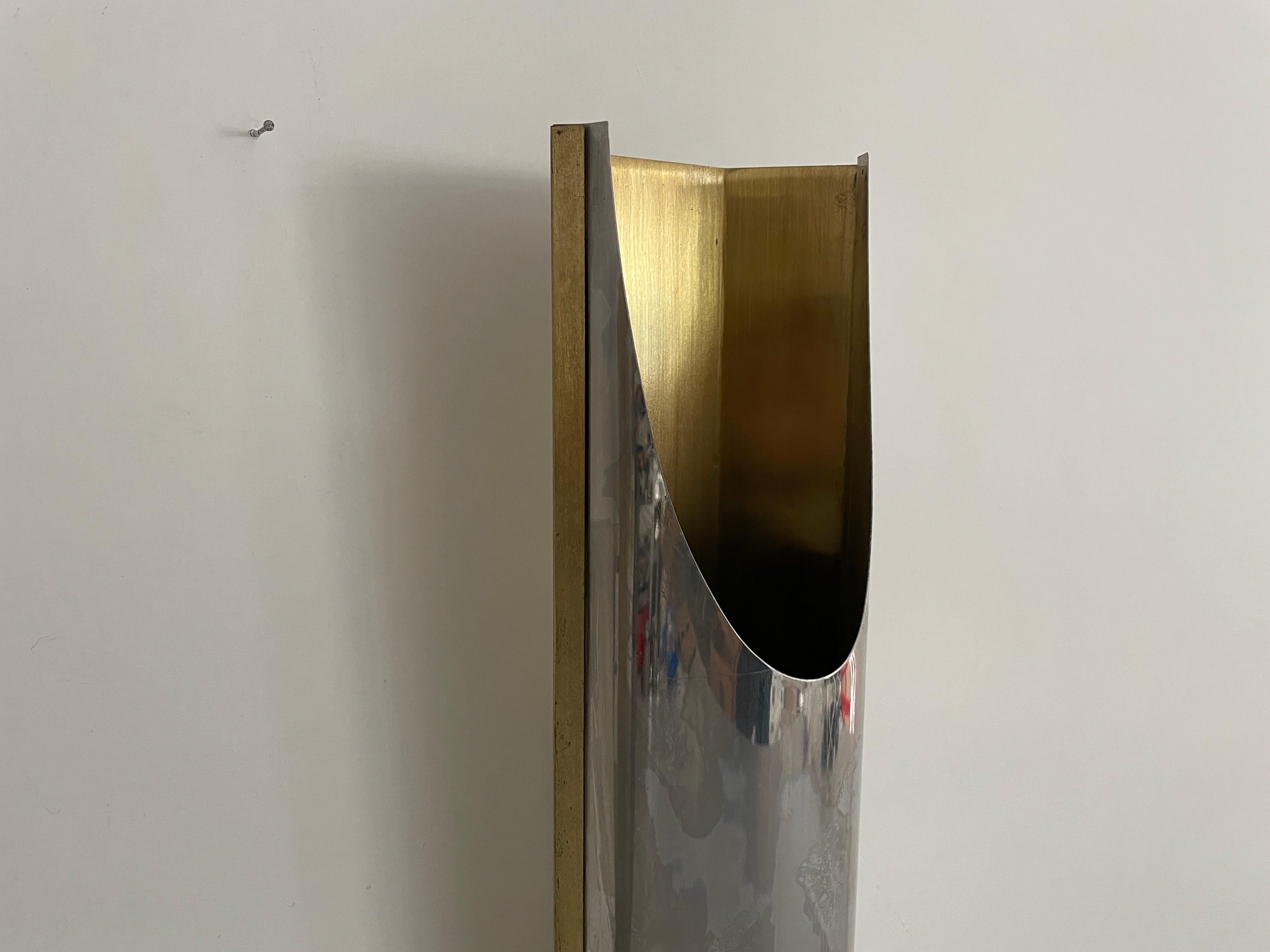 Großes Paar Wandlampen aus Gold, Metall und Chrom, 1960er Jahre, Italien (Mitte des 20. Jahrhunderts) im Angebot