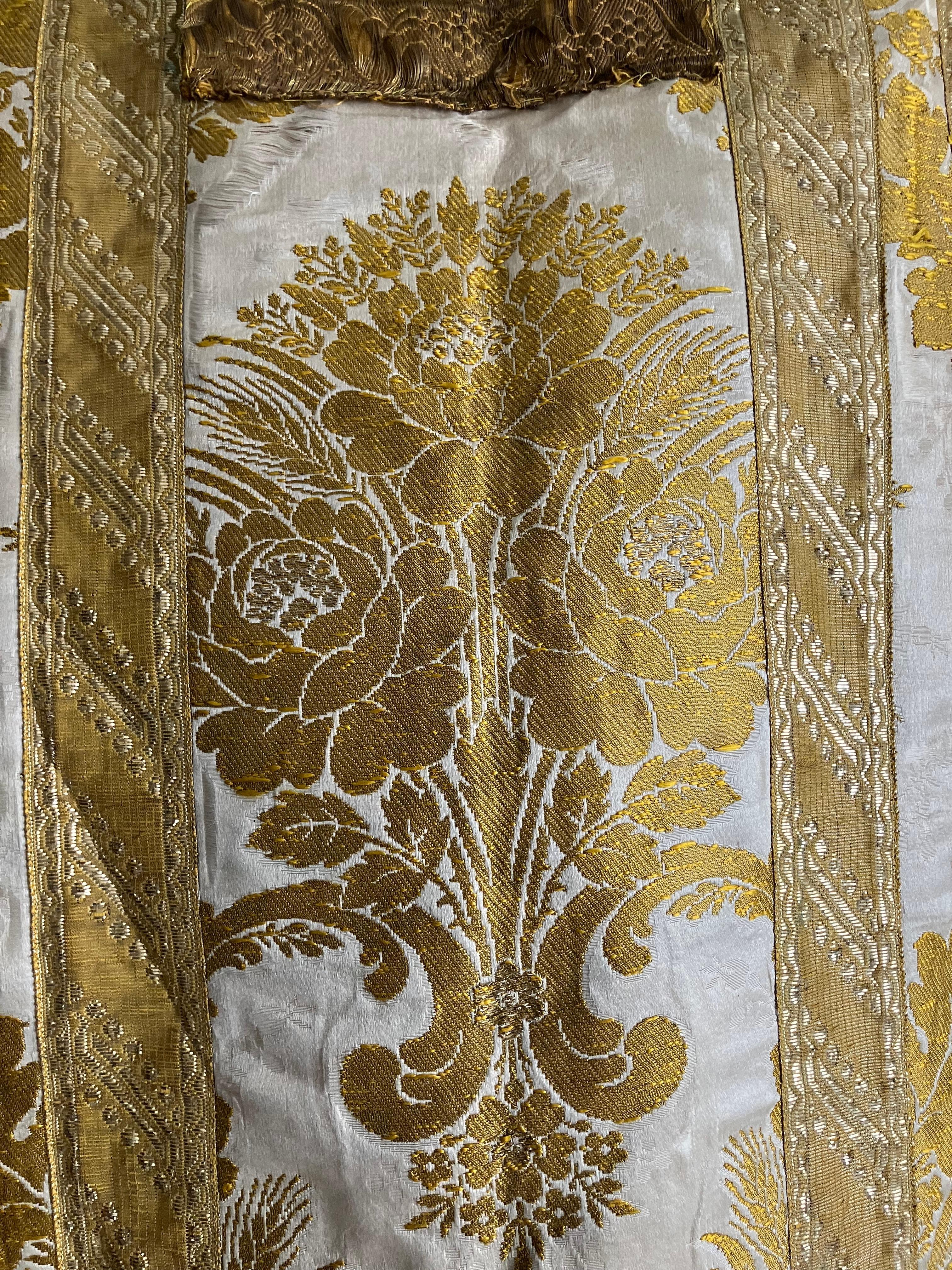 Italian Gold metal and ivory silk damask chasuble For Sale