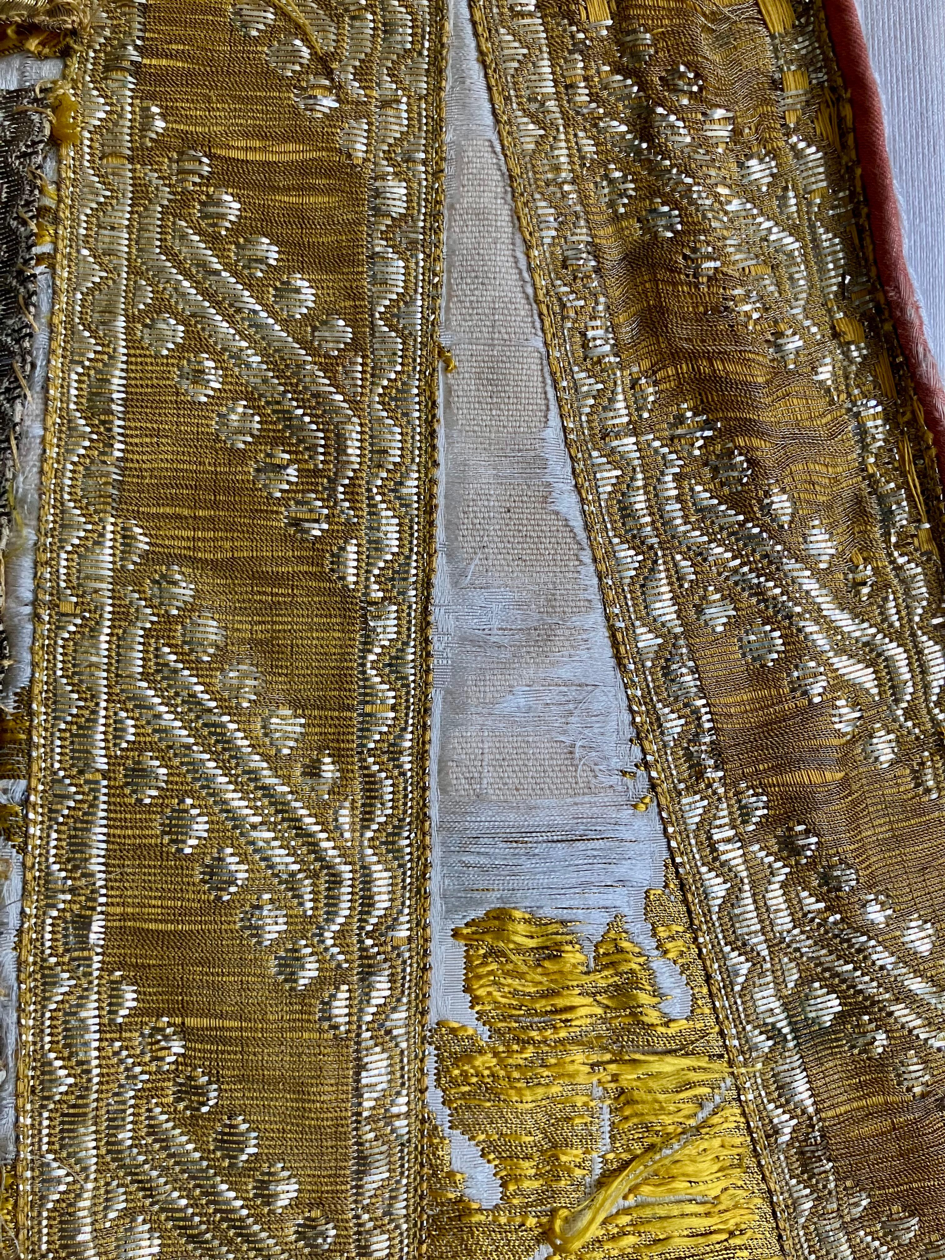 Hand-Crafted Gold metal and ivory silk damask chasuble For Sale
