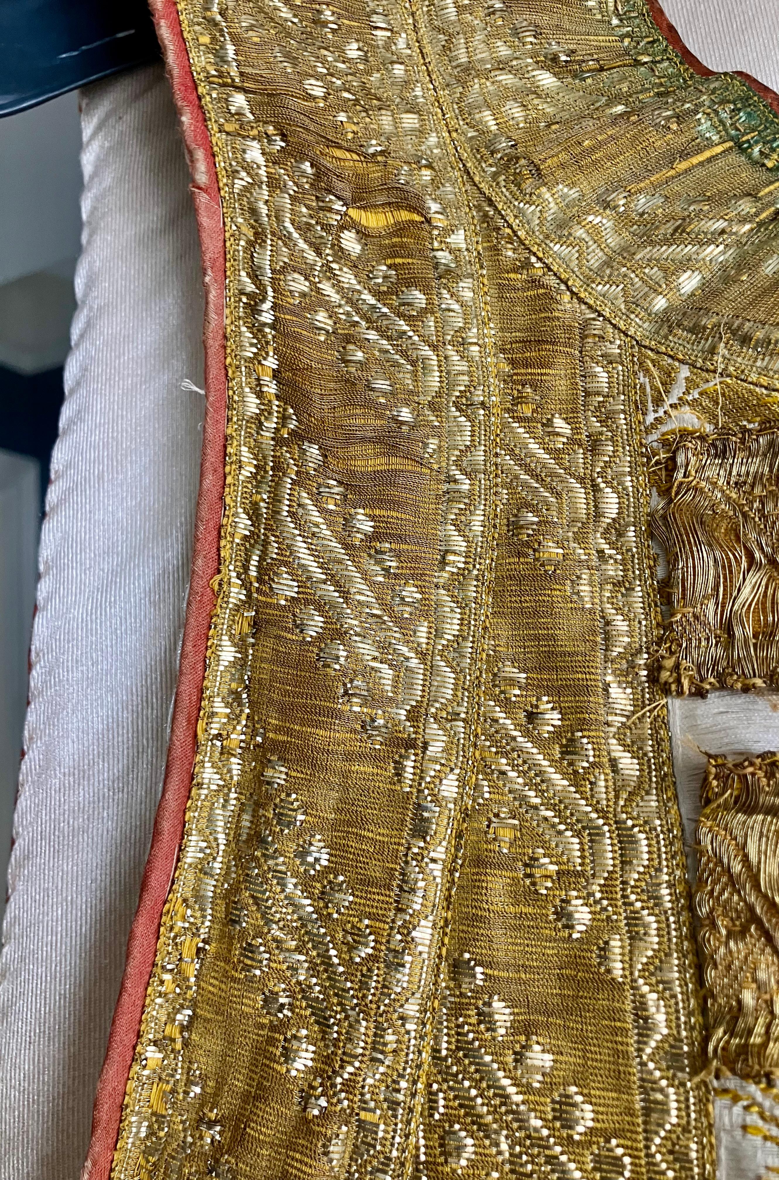Gold metal and ivory silk damask chasuble In Good Condition For Sale In New York, NY