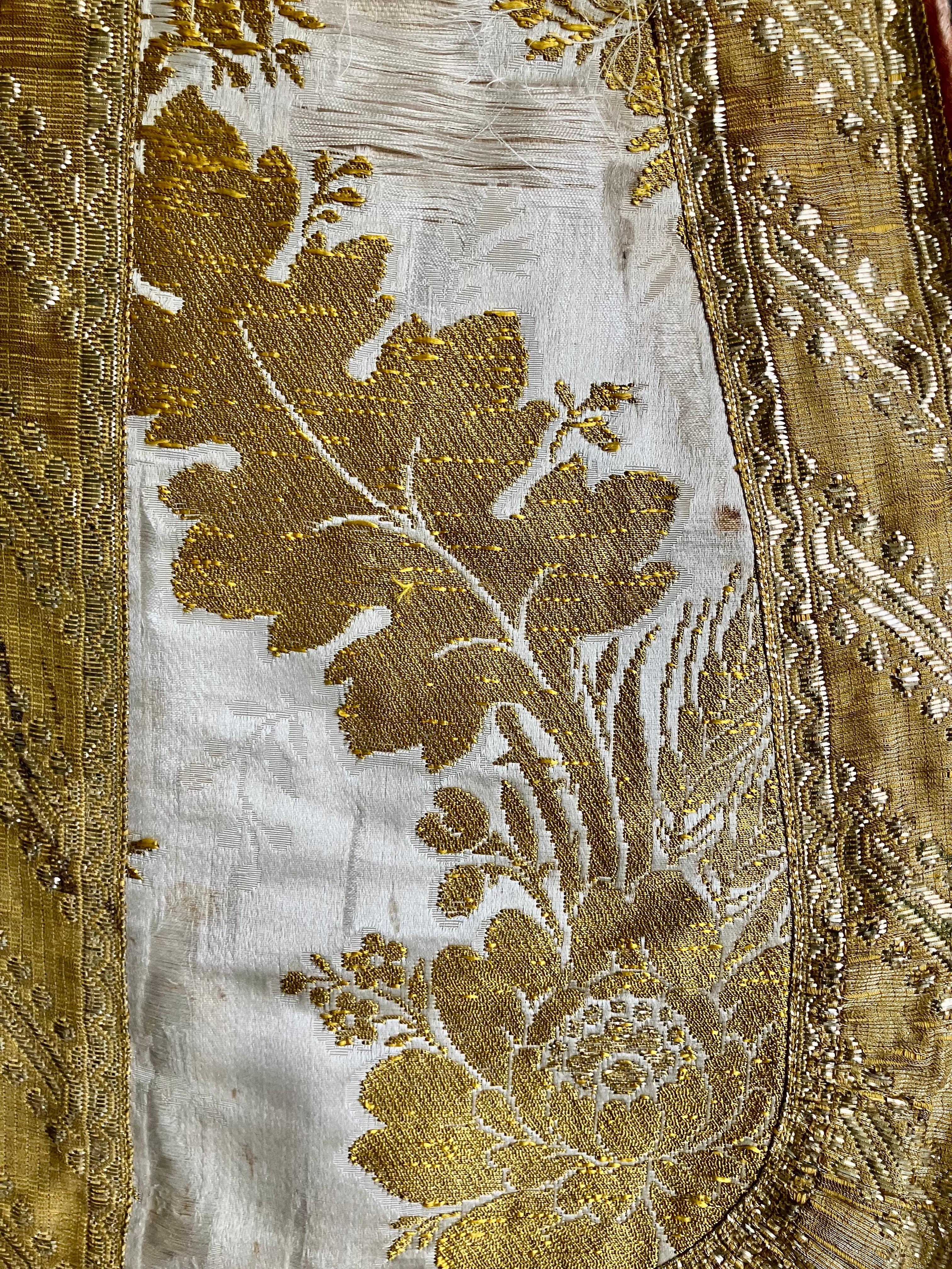 19th Century Gold metal and ivory silk damask chasuble For Sale