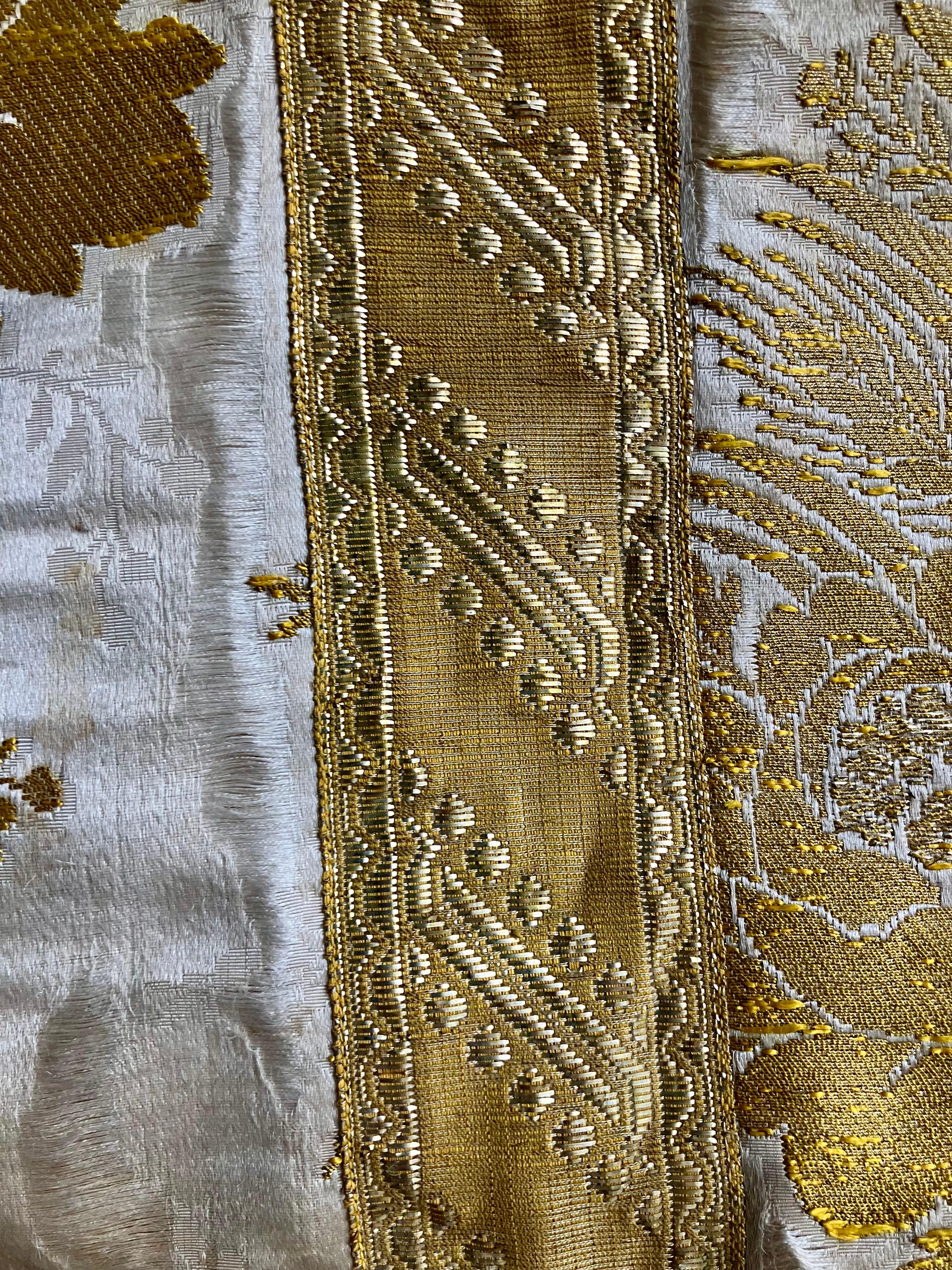 Damask Gold metal and ivory silk damask chasuble For Sale