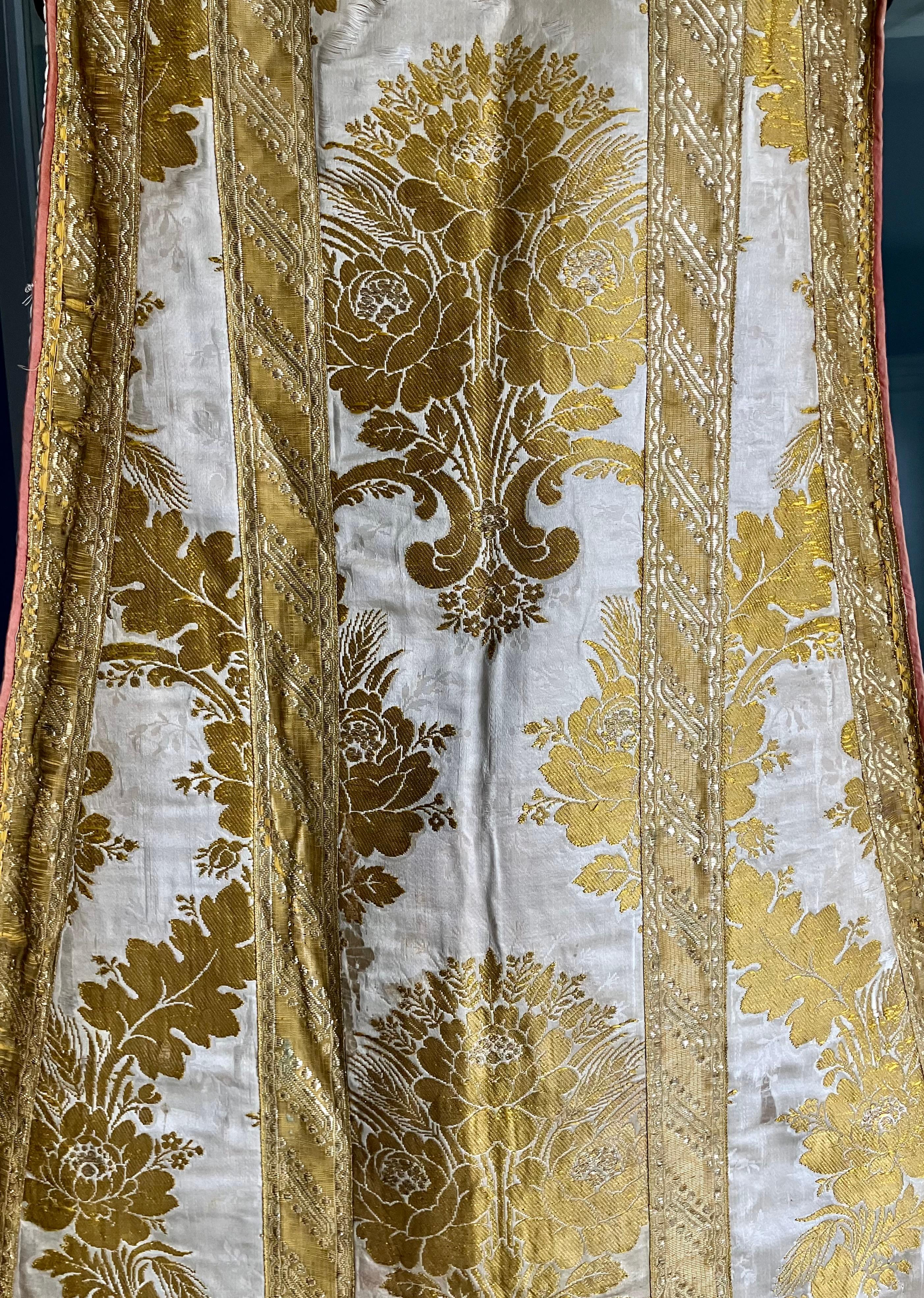 Gold metal and ivory silk damask chasuble For Sale 1