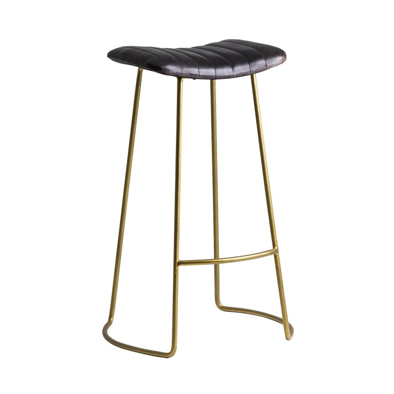 Elegant bar stool with gold metal structure and dark brown leather seat, combining quality, robustness and class. Comfortable and ergonomic, aerial and design. In excellent condition (new items, never used).