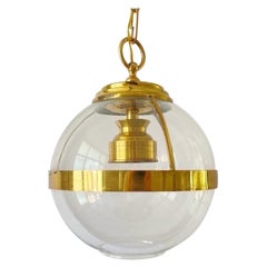 Lampada a sospensione in metallo dorato e vetro a sfera, anni '60, Italia