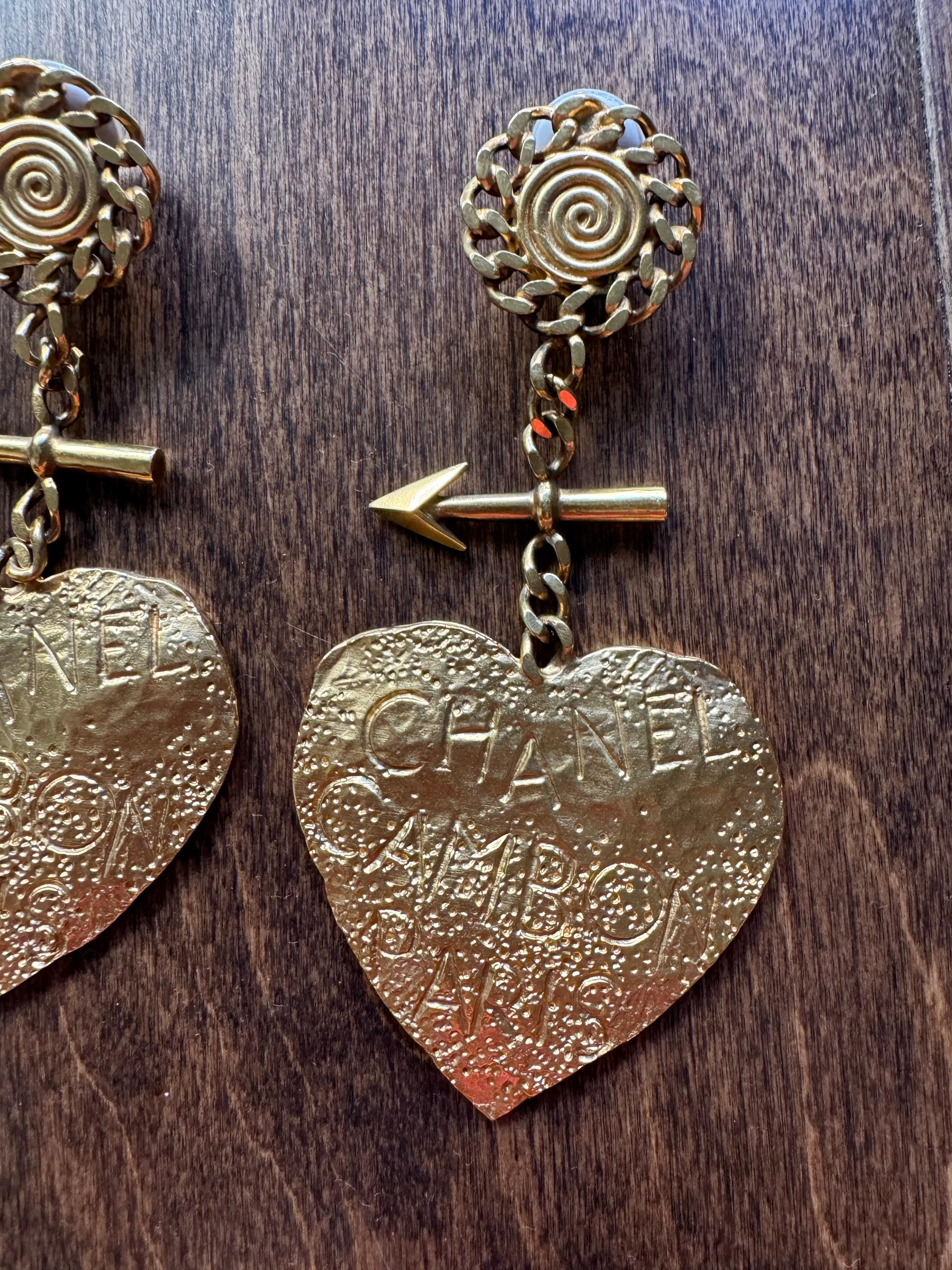 Goldmetall Cambon Paris XXL Herz und Pfeil Tropfenohrringe, 1993

Abmessungen

Höhe: 4,33 Zoll / 11 cm
Breite: 2,17 Zoll / 5,5 cm
Tiefe: 0,1 Zoll / 0,25 cm

Sehr guter Zustand