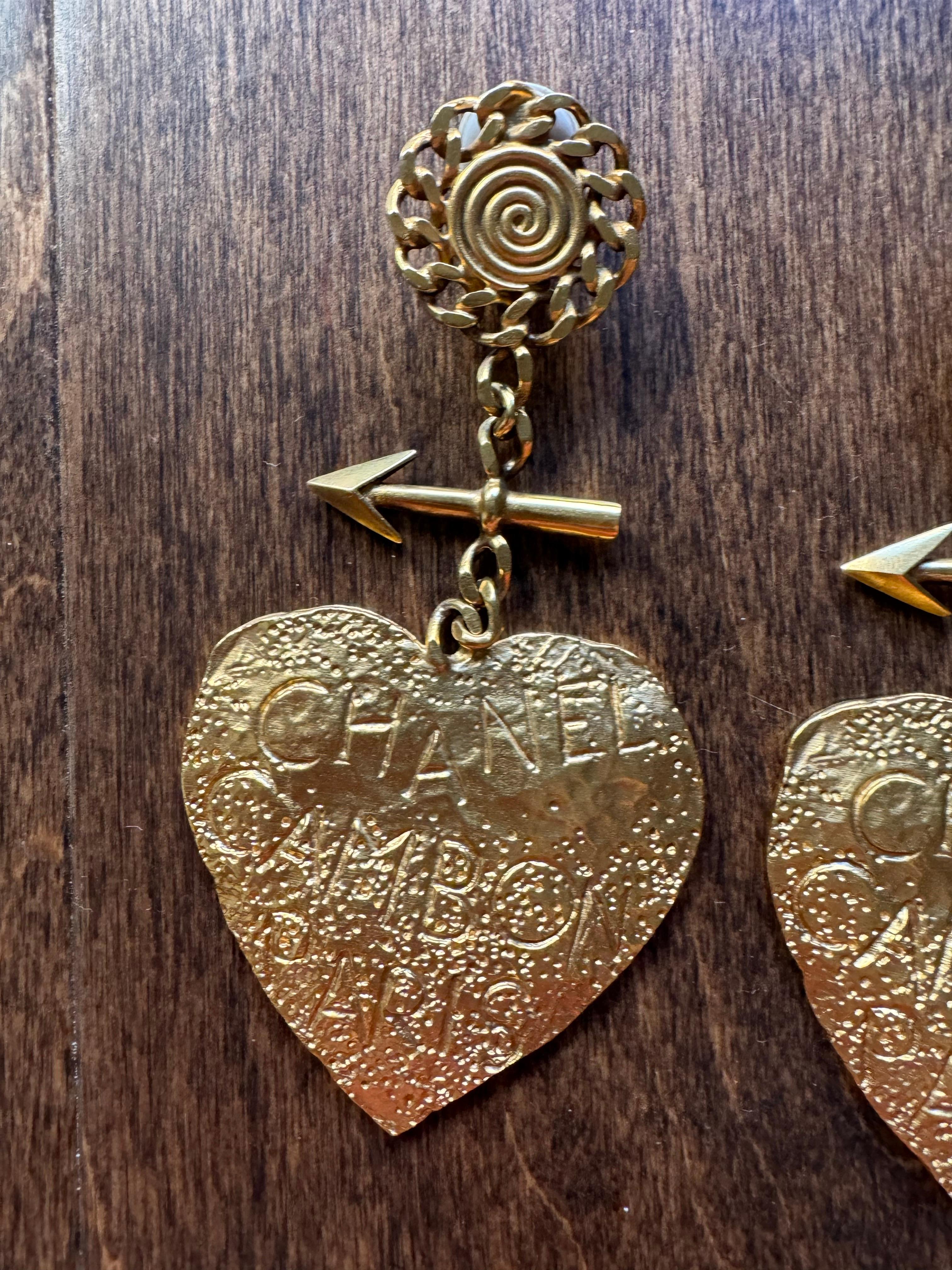 Goldmetall Cambon Paris XXL Herz und Pfeil Tropfenohrringe, 1993 (Braun) im Angebot