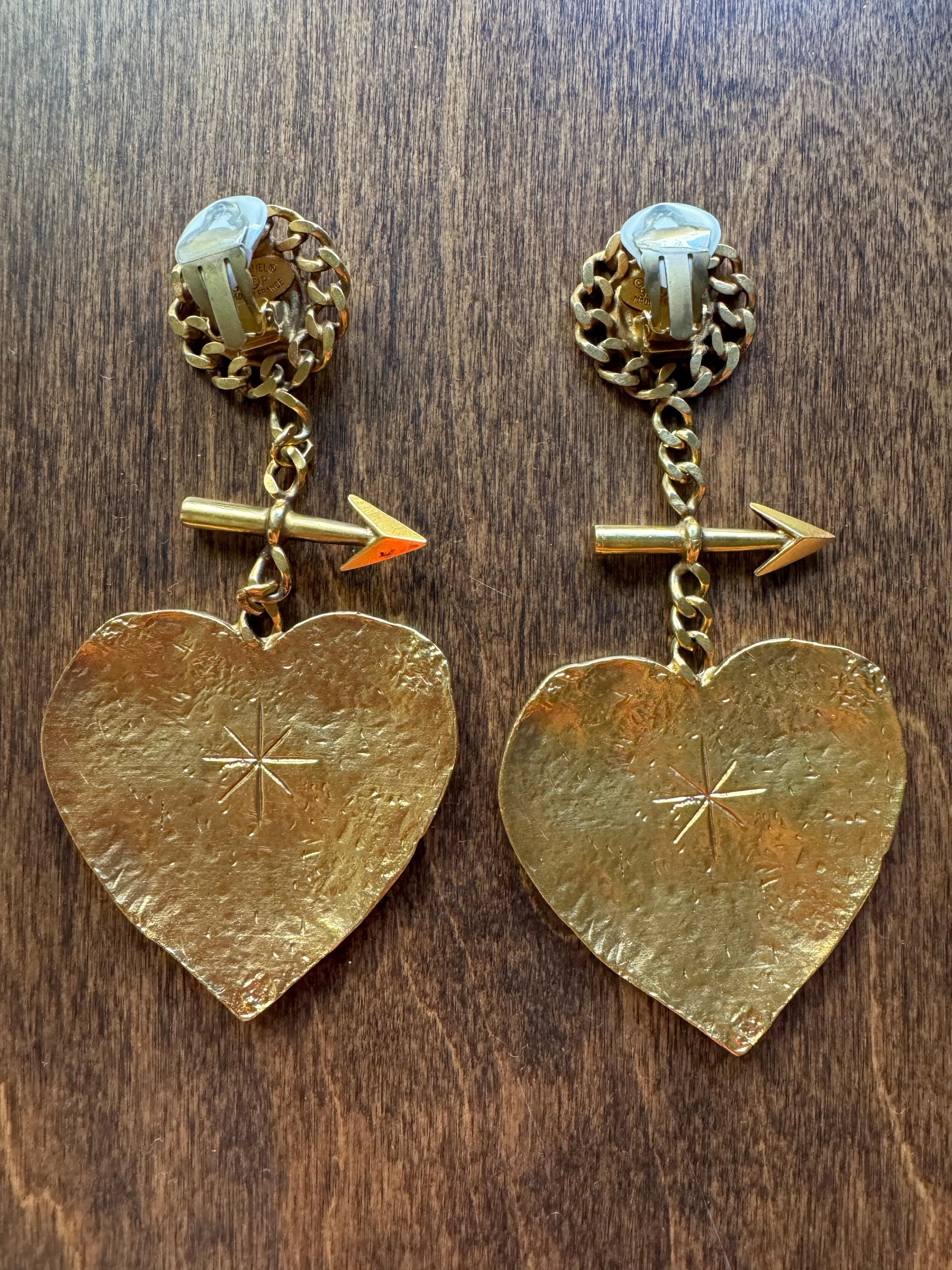 Goldmetall Cambon Paris XXL Herz und Pfeil Tropfenohrringe, 1993 im Zustand „Gut“ im Angebot in San Francisco, CA