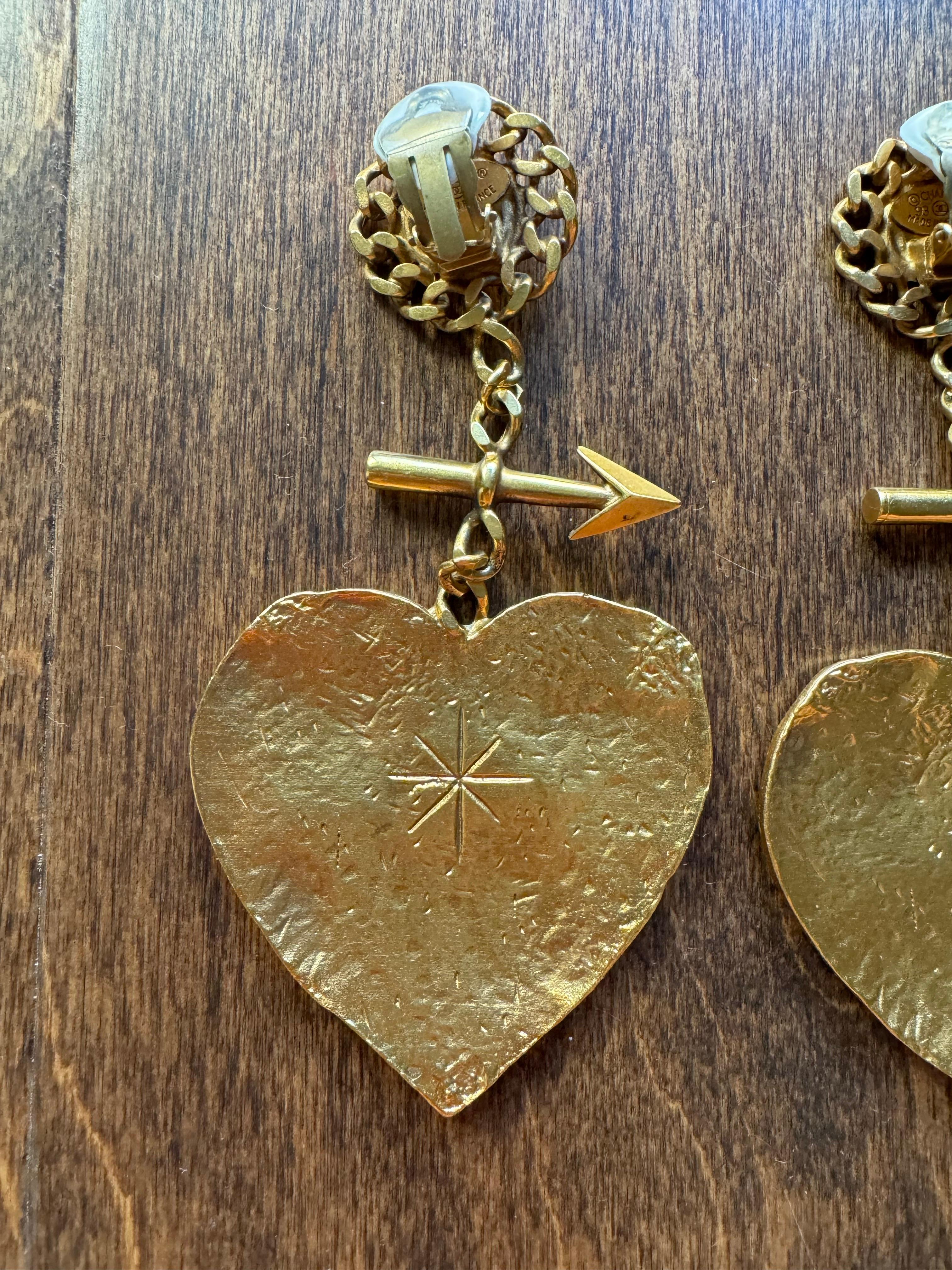 Goldmetall Cambon Paris XXL Herz und Pfeil Tropfenohrringe, 1993 für Damen oder Herren im Angebot