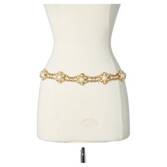 Cinturón de cadena de metal dorado con cabujones de perlas Genny