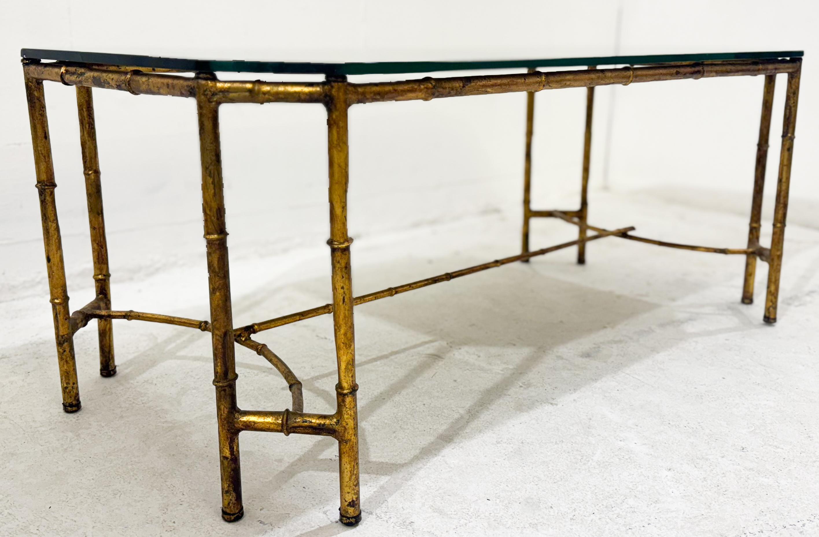 Tavolino da caffè in finto bambù in metallo dorato con distanziatore, nello stile della Maison Baguès, metà del secolo scorso in Francia.