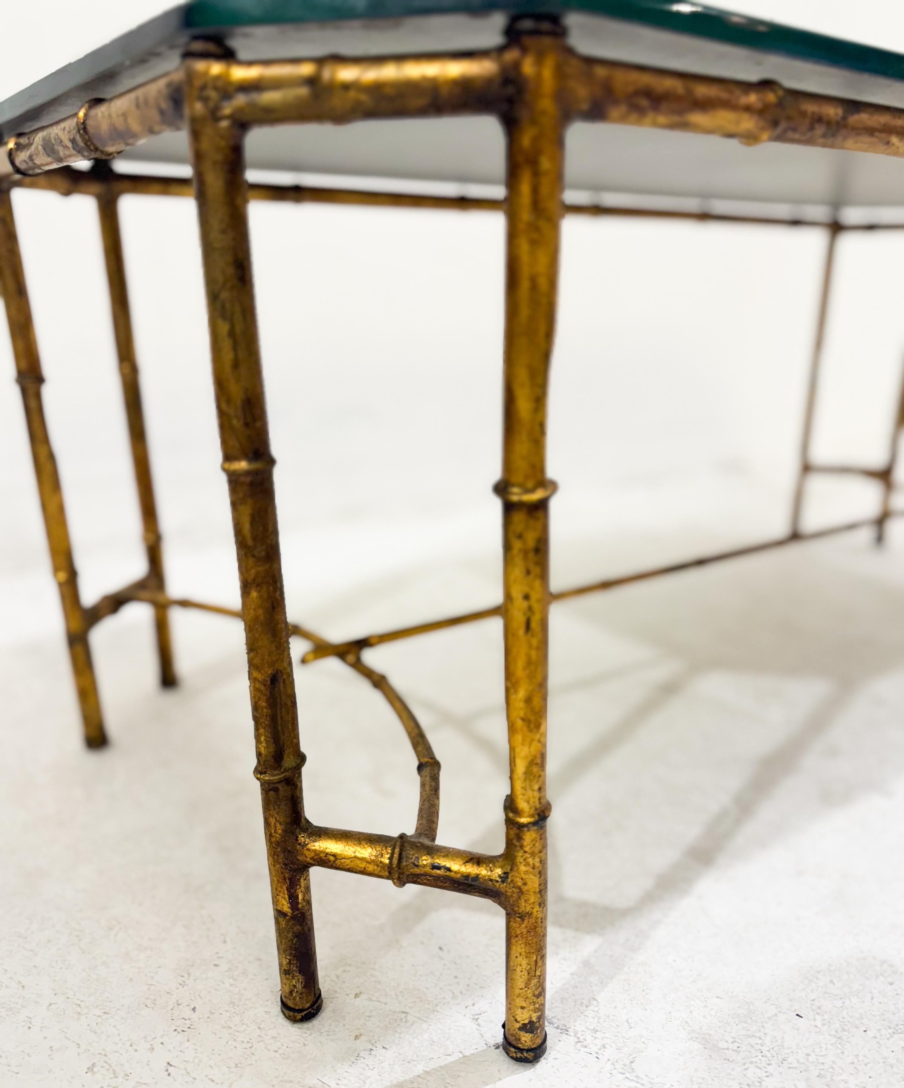 Hollywood Regency Tavolino in finto bambù in metallo dorato con distanziatore, in stile Maison Baguès in vendita