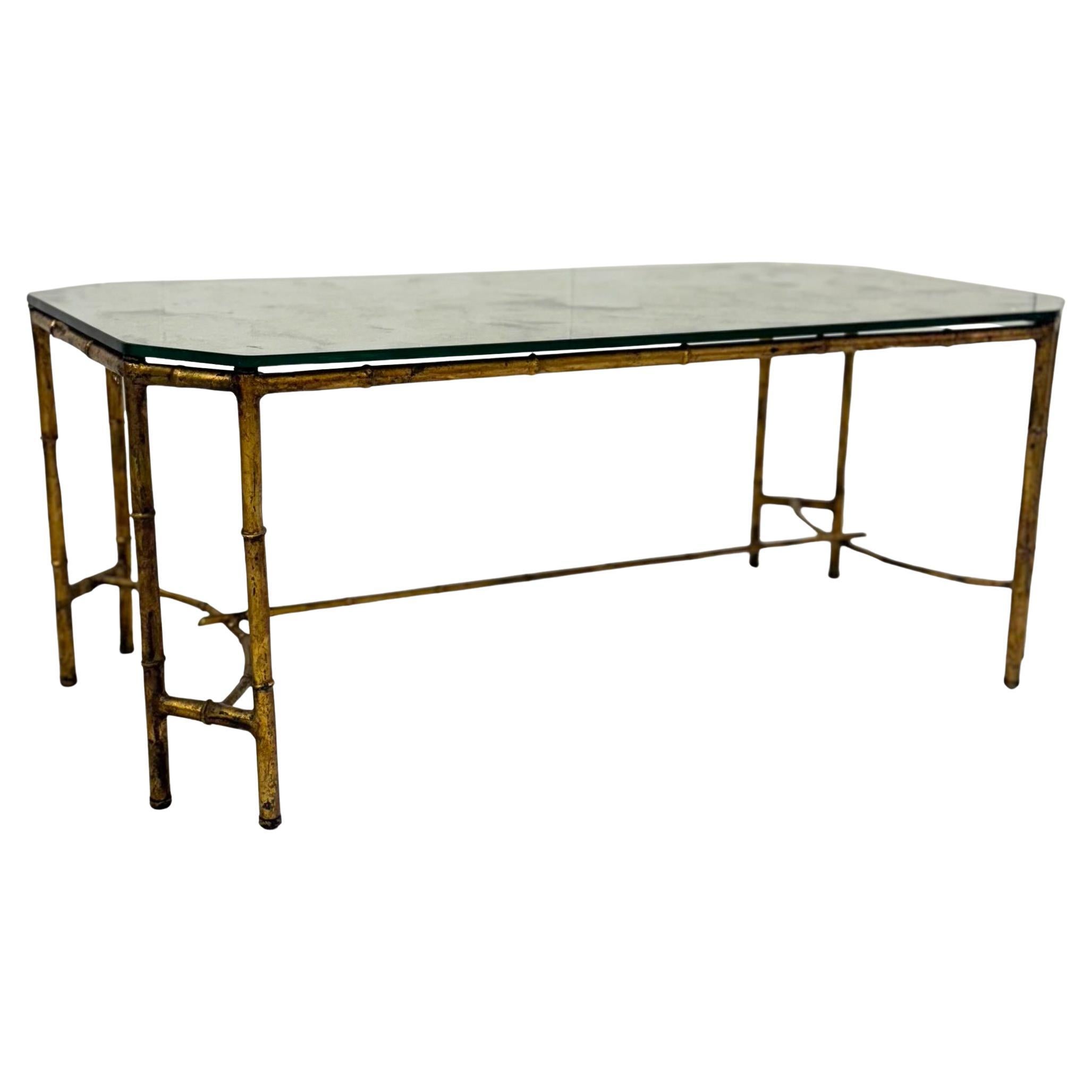 Mesa de centro de metal dorado imitación bambú con separador, al estilo de Maison Baguès