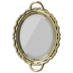 Espejo de meseta acabado en metal dorado, diseñado por Studio Job, Made in Italy