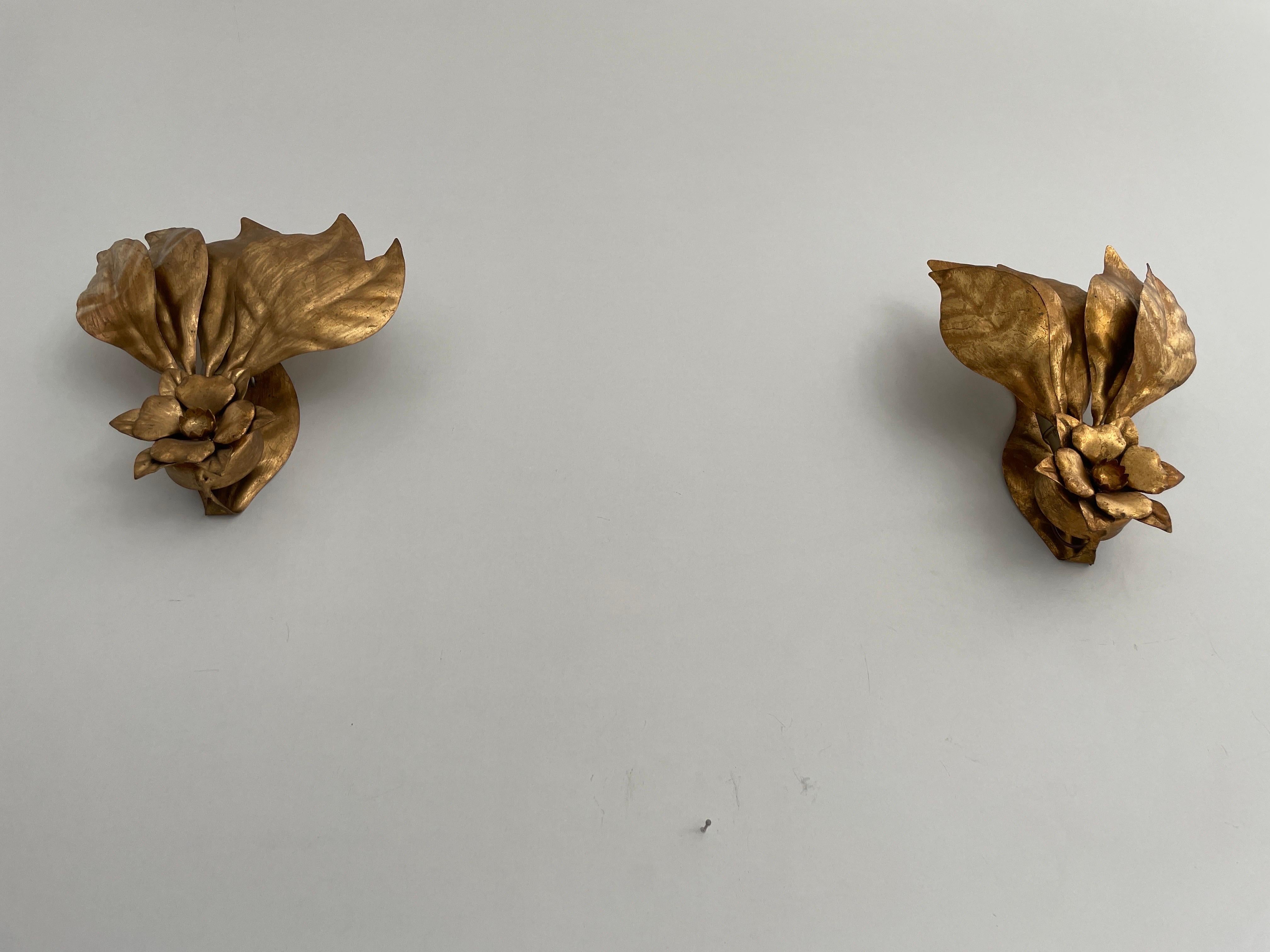 Elegantes Paar Wandleuchter aus Gold und Metall mit Blumenmuster, 1970er Jahre, Deutschland im Zustand „Hervorragend“ in Hagenbach, DE