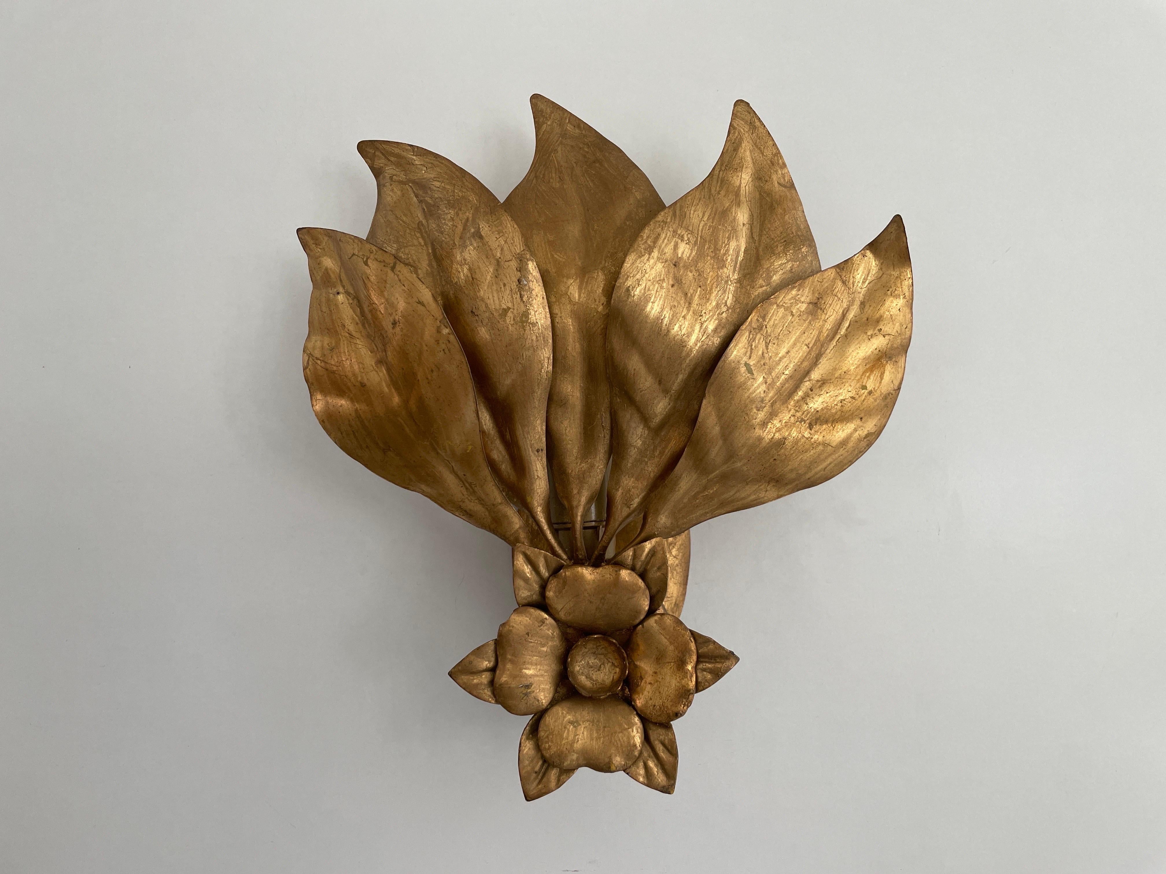Elegantes Paar Wandleuchter aus Gold und Metall mit Blumenmuster, 1970er Jahre, Deutschland (Ende des 20. Jahrhunderts)