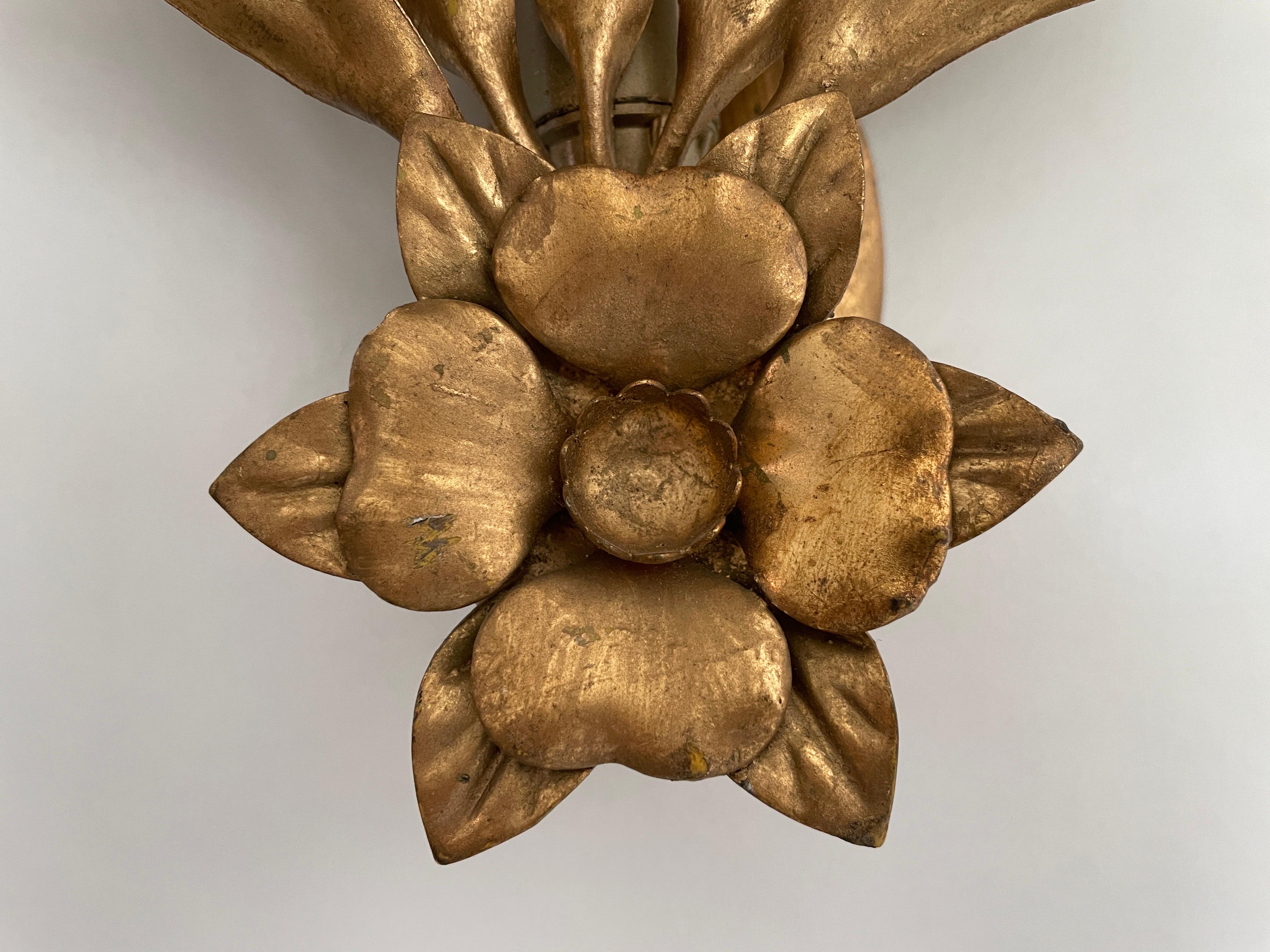 Elegantes Paar Wandleuchter aus Gold und Metall mit Blumenmuster, 1970er Jahre, Deutschland 1