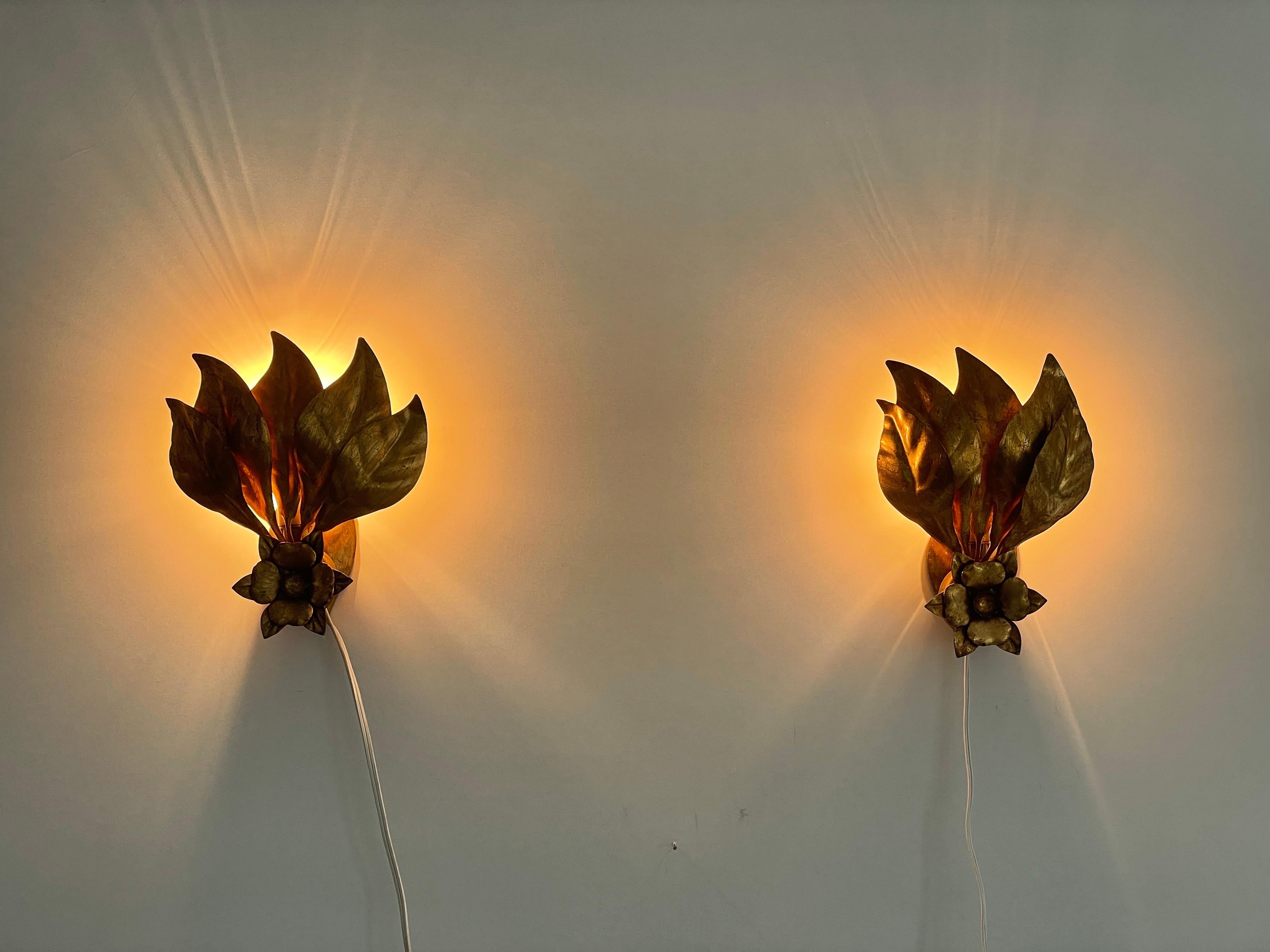 Elegantes Paar Wandleuchter aus Gold und Metall mit Blumenmuster, 1970er Jahre, Deutschland 4