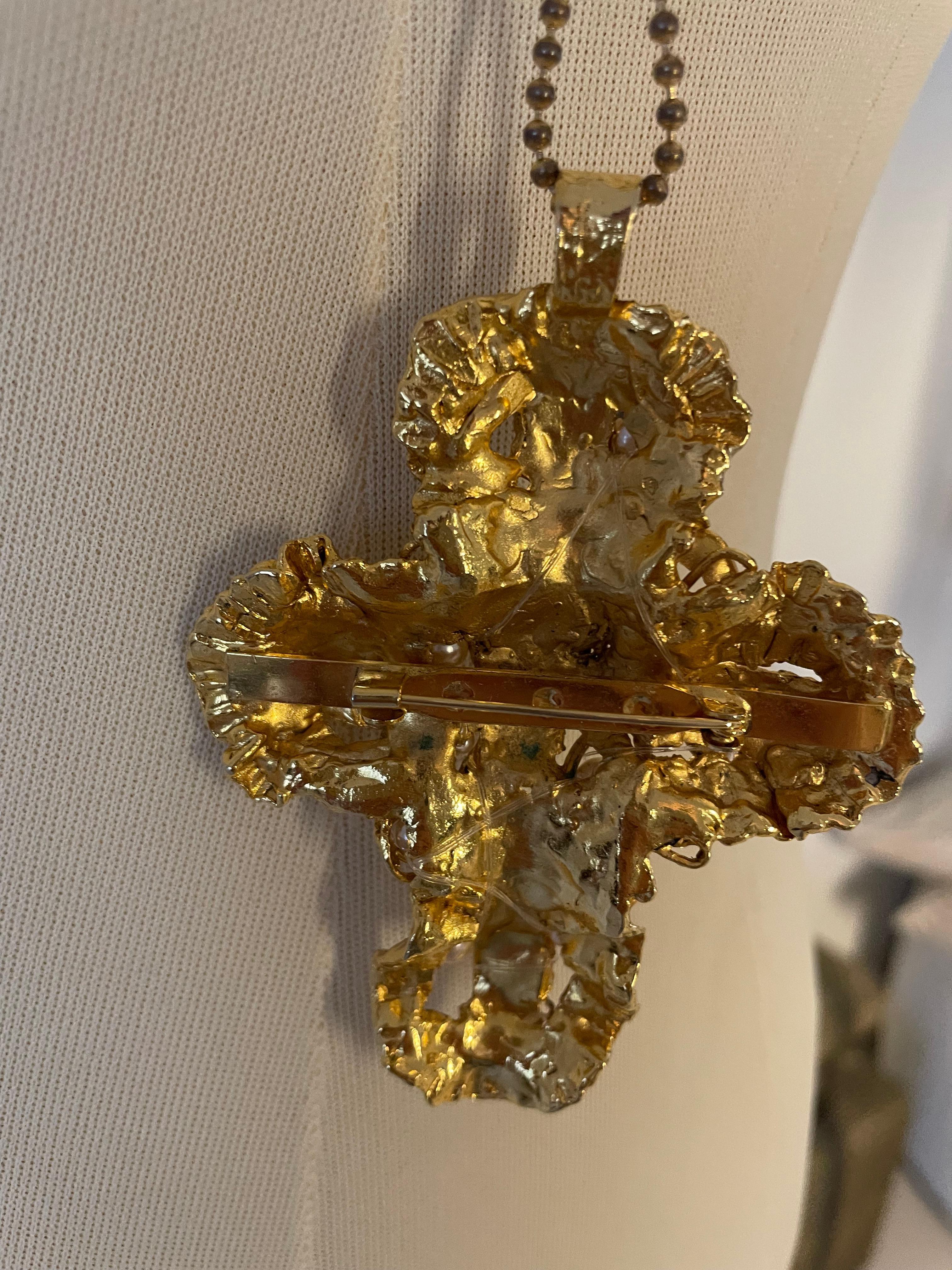 Gold Metal Gold Cross Pendant Necklace or Broche Vintage 90s  In Excellent Condition For Sale In 'S-HERTOGENBOSCH, NL