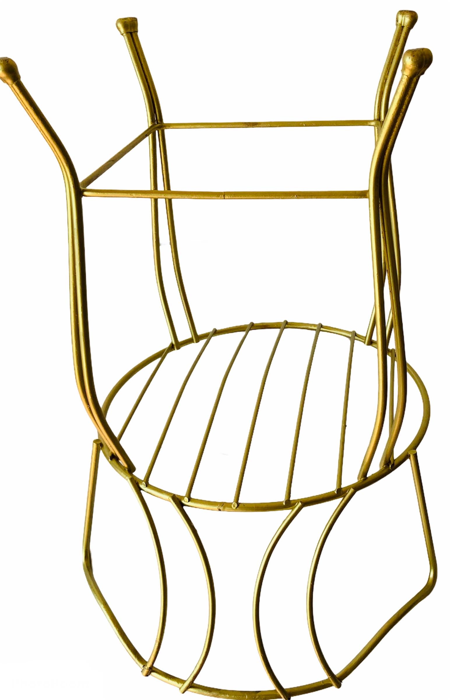 Dies ist ein gold lackiertes Metall Eitelkeit runden Sitz Stuhl / Hocker mit Rückenlehne zu unterstützen. Der Stuhl hat vier Paare von Serpentinenbeinen.