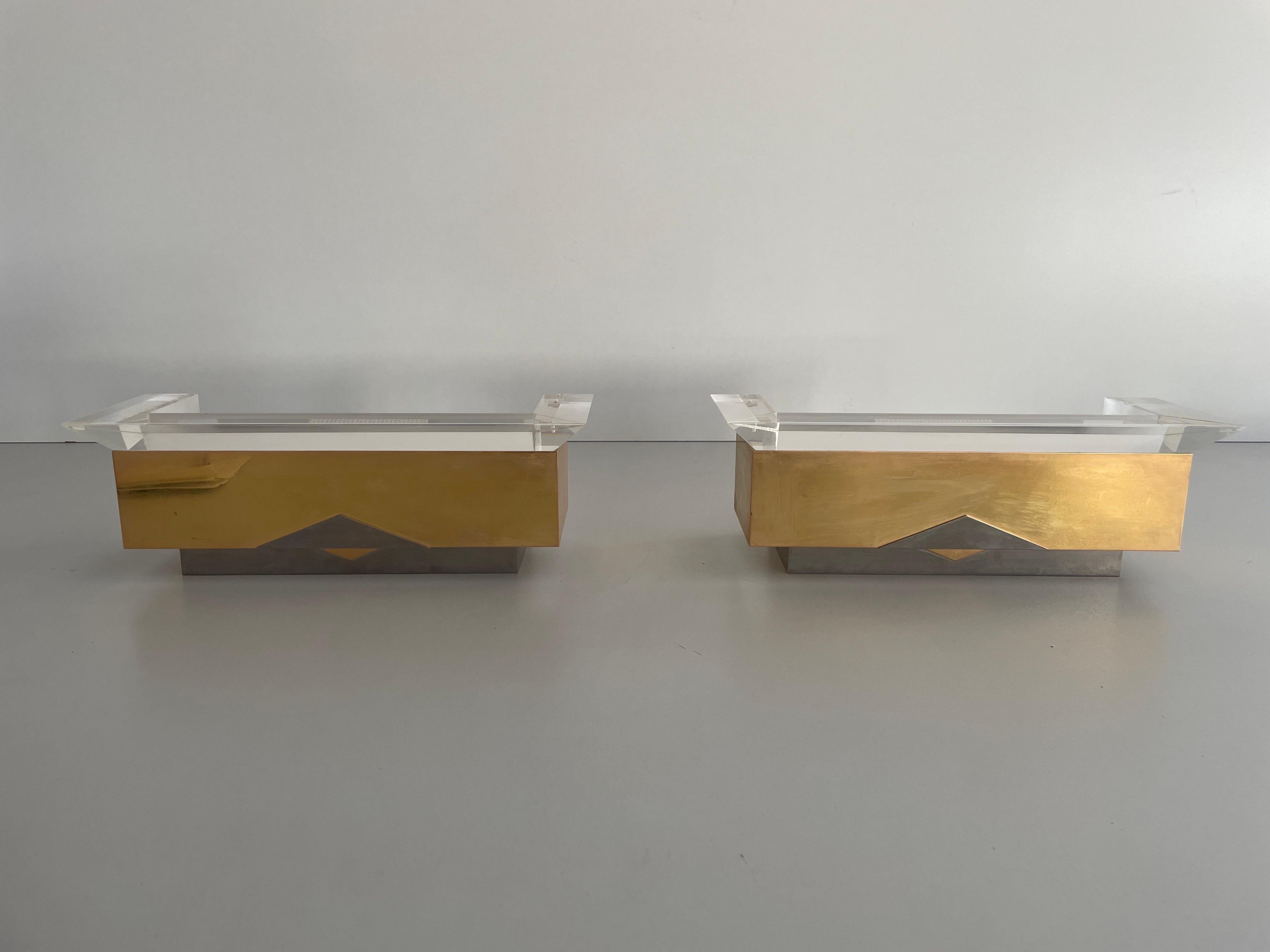 Gold Metal Lucite Halogen Sconces by Vereinigte Werkstätten, 1970s, Germany

Lamps are in very good condition.

These lamps works with Halogen light bulbs. 
Wired and suitable to use in all countries. (110-220 V)

Dimensions:
Height: 12 cm
Width: 34
