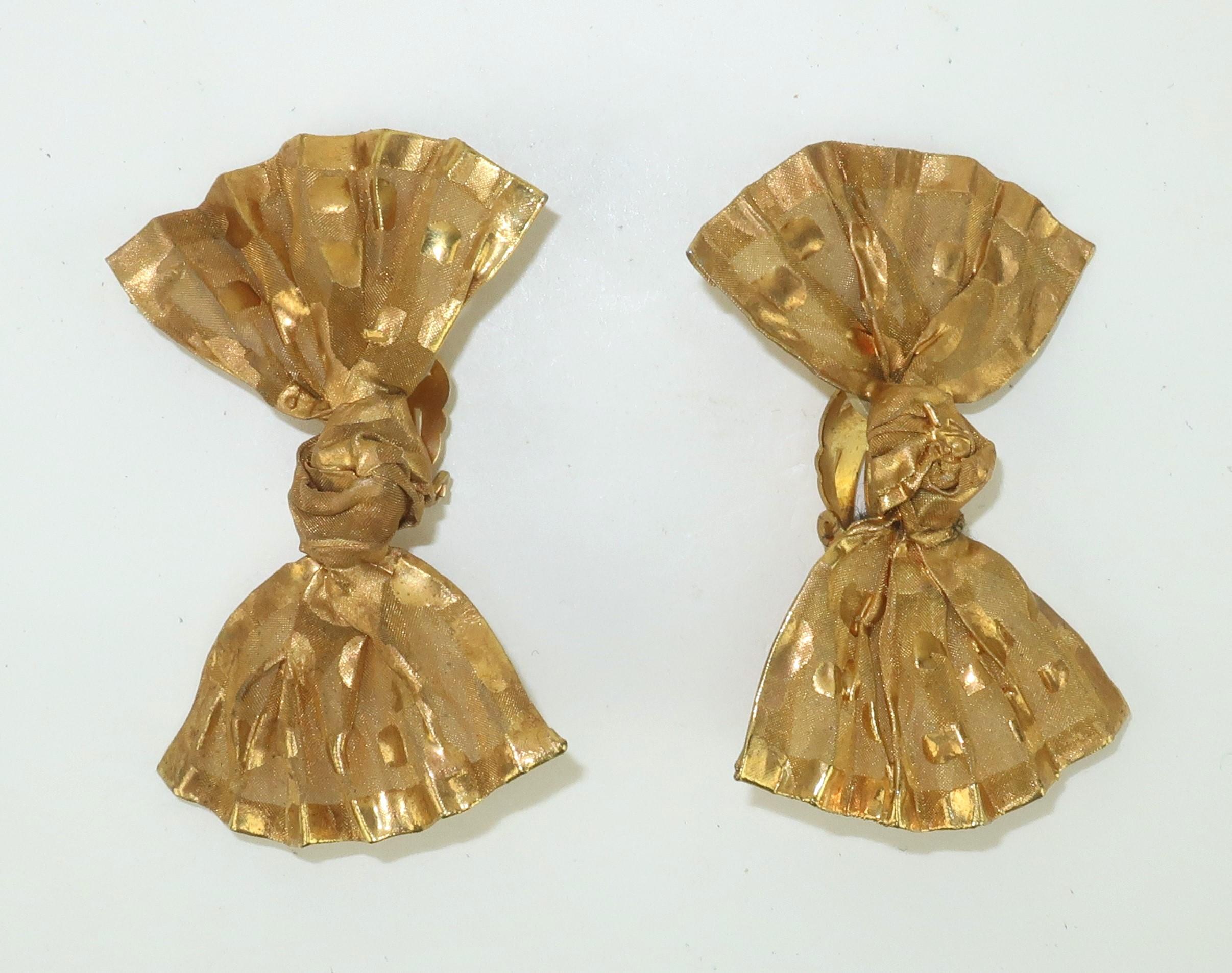 Gold Metal Mesh Bow Shaped Earrings, 1980’s In Good Condition In Atlanta, GA
