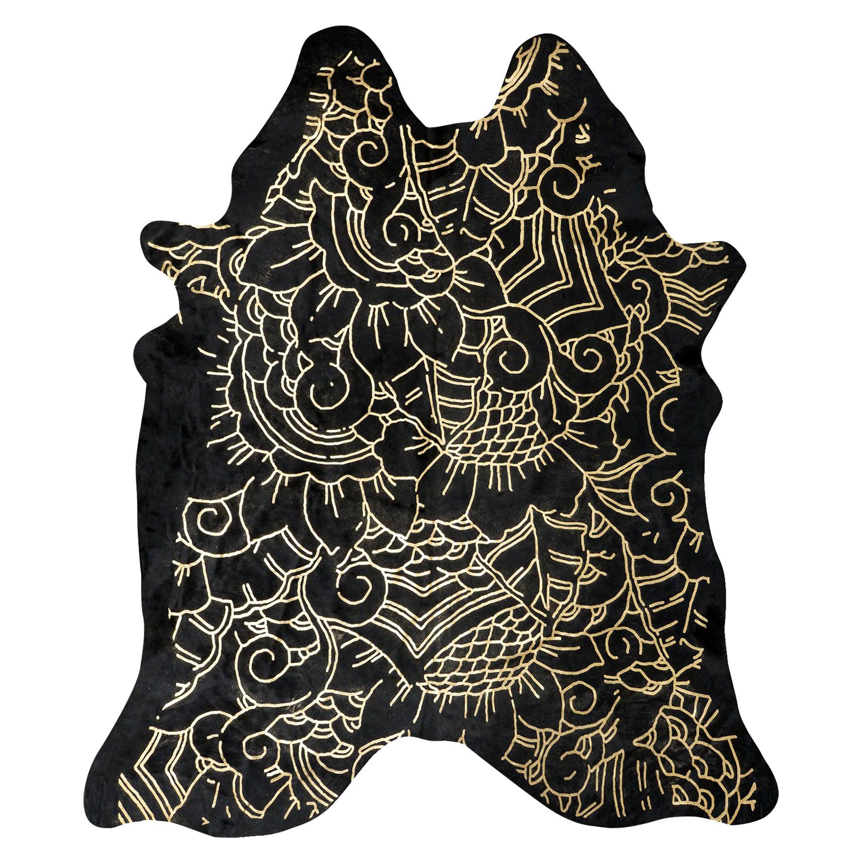Alfombra de piel de vaca negra con estampado Boho Batik metalizado dorado, grande en venta