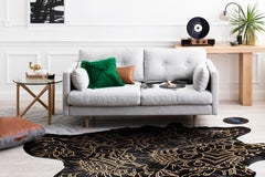 Tapis en cuir de vache noir à motif boho batik métallisé doré, moyen