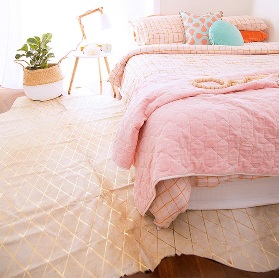 Tapis en cuir de vache caramel à motif de losanges:: grand format en vente 3