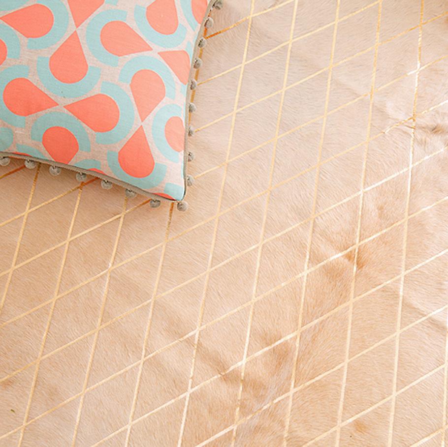 Tapis en cuir de vache caramel à motif de losanges:: grand format en vente 5