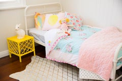 Goldmetallischer Rautenmuster-Teppich aus cremefarbenem Rindsleder:: groß