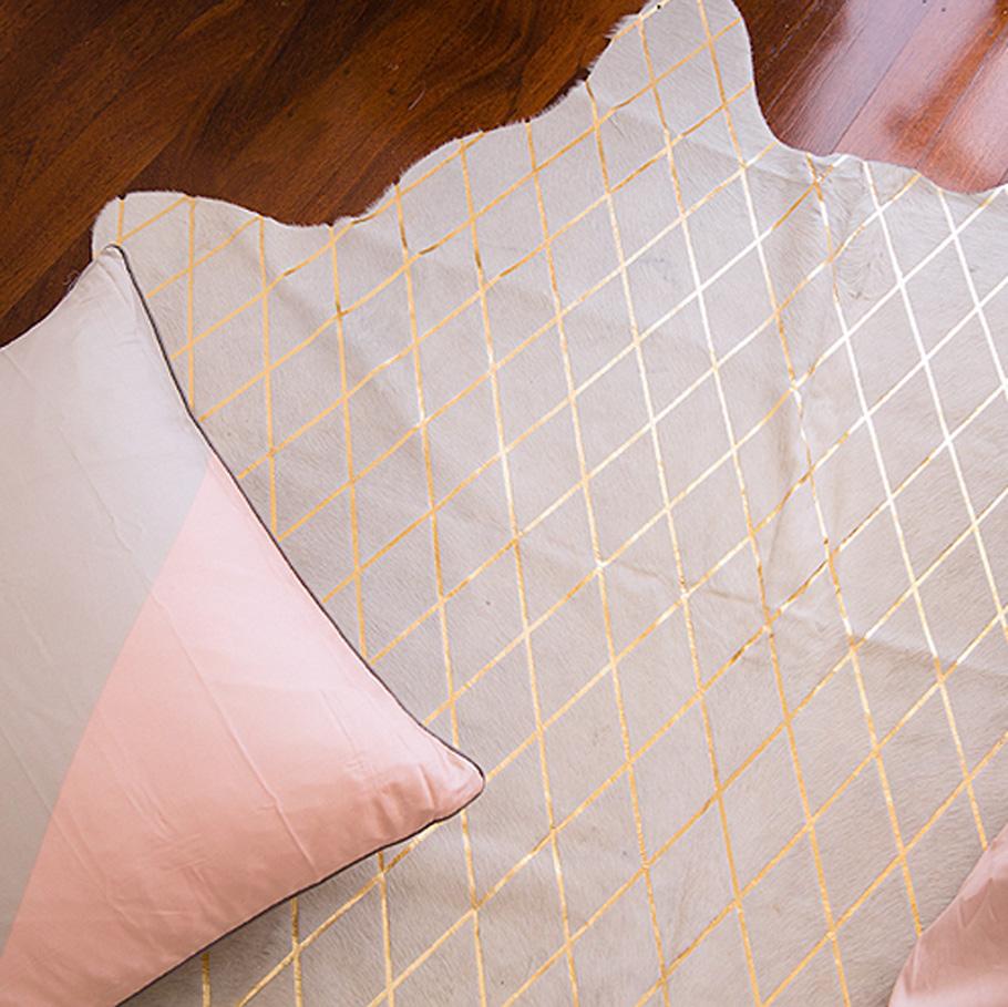 Tapis en cuir de vache crème à motif de diamant métallique doré:: large en vente 12