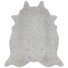 Alfombra de piel de vaca color crema con diseño de diamantes metalizados dorados, mediana