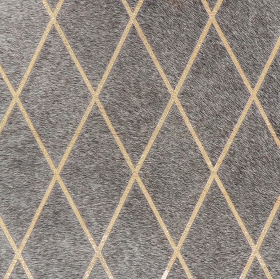 Alfombra de piel de vaca gris con diseño de diamantes metalizados dorados, mediana Indonesio en venta