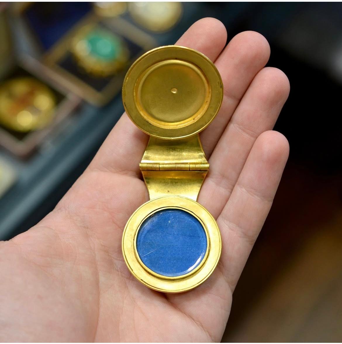 Ciondolo a bulla in oro e micromosaico attribuito a Fortunato Pio Castellani del 1850 in vendita 5