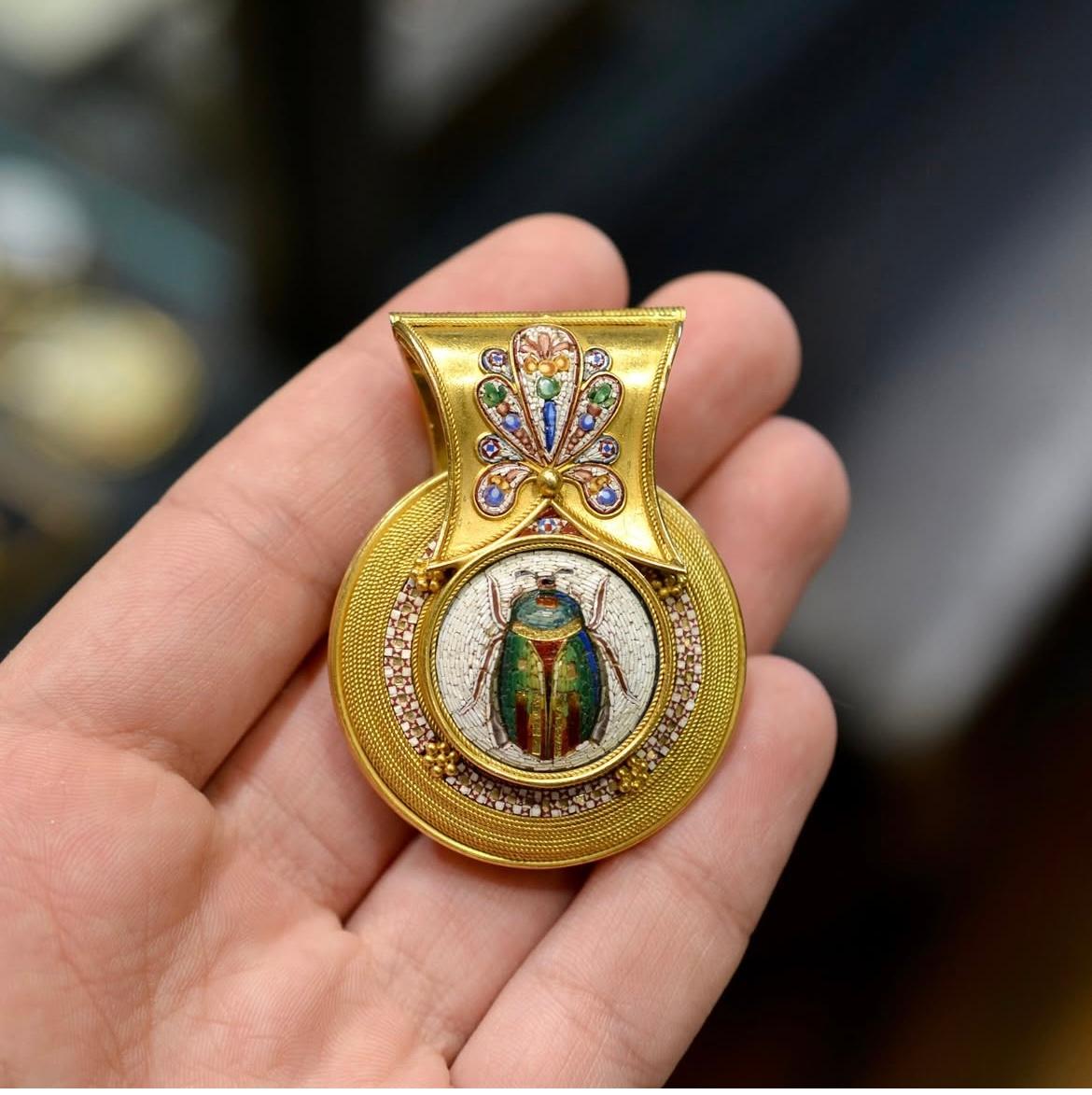 Ciondolo a bulla in oro e micromosaico attribuito a Fortunato Pio Castellani del 1850 in vendita 2