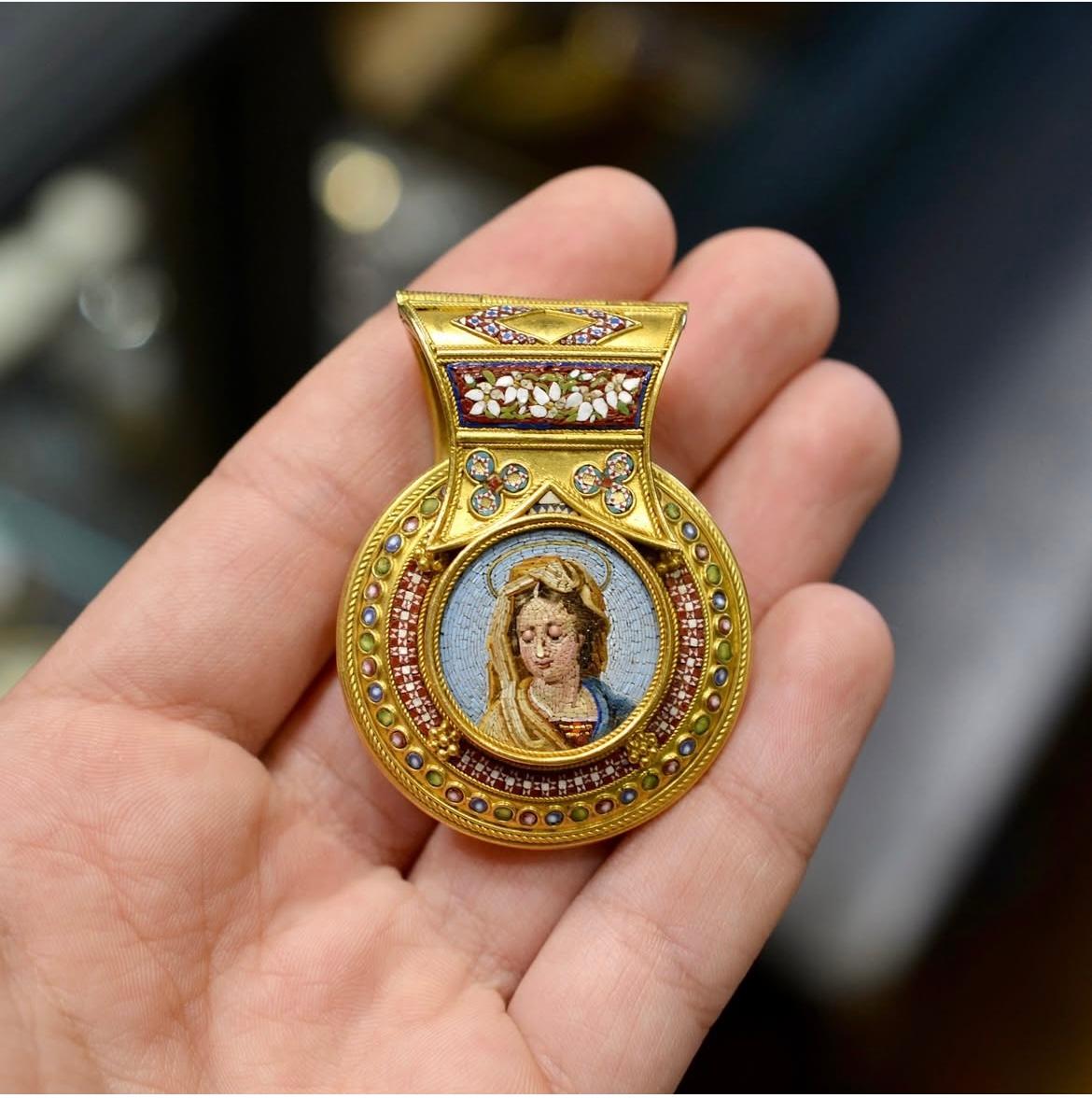 Ciondolo a bulla in oro e micromosaico attribuito a Fortunato Pio Castellani del 1850 in vendita 3