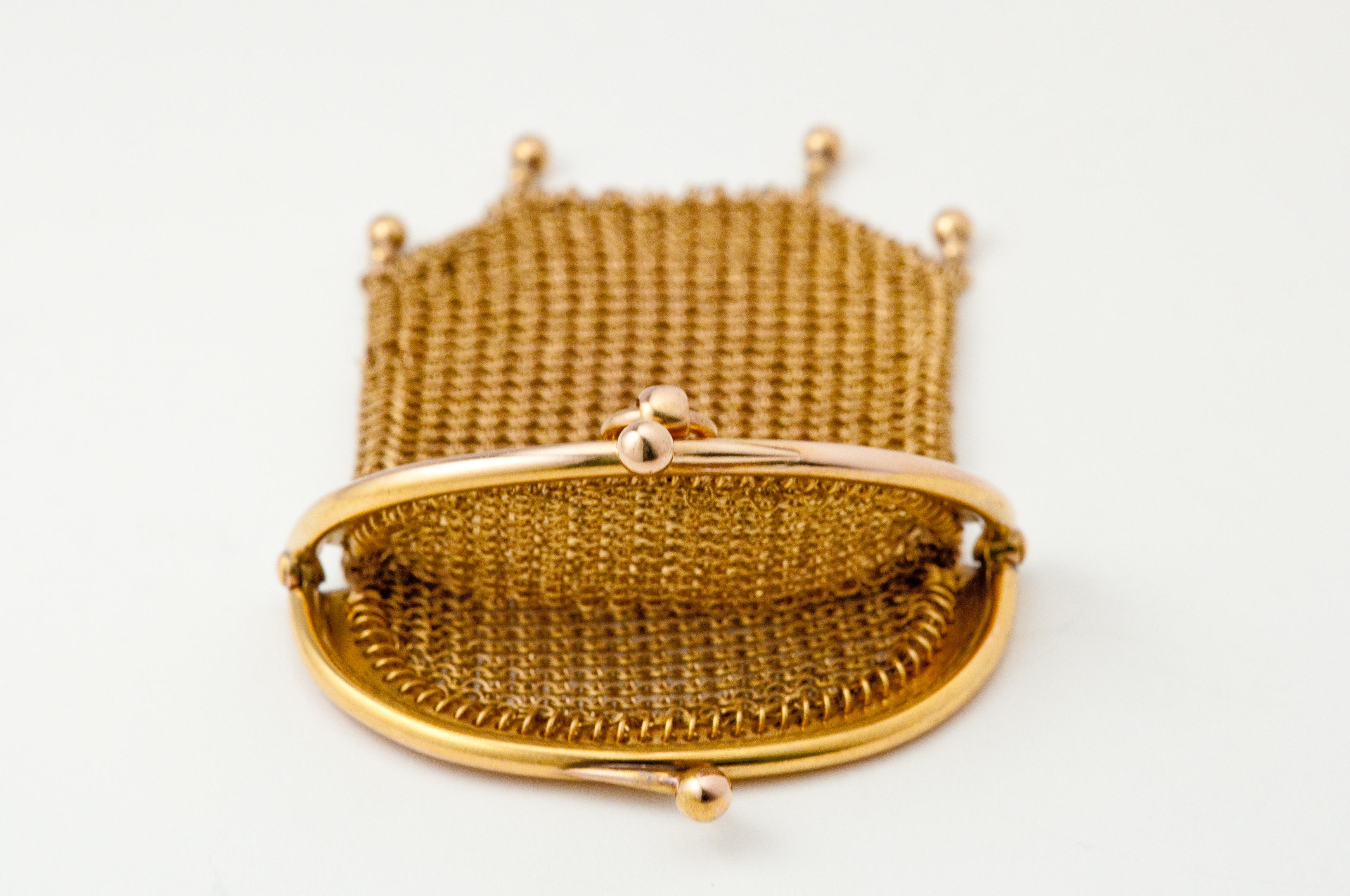 Pretty Gold Minaudiere ,18 Carat From Another Era .
The weaving of the perfect state gives flexibility to this so delicious object .