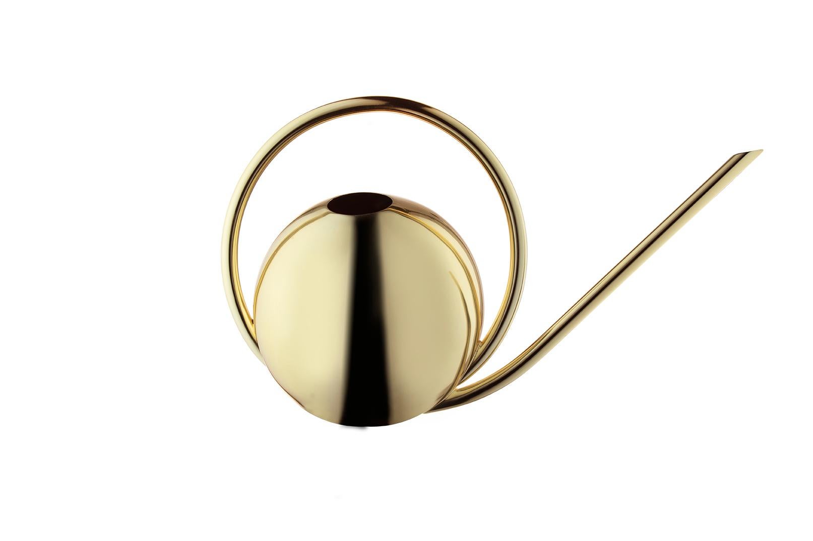 Gold Minimalistische Gießkanne
Abmessungen: T 37,2 x B 17 x H 23,1 cm 
MATERIALIEN: Stahl. 
Auch in schwarz erhältlich. 

Die Öffnung der Weltkugel-Gießkanne ist elegant dezentriert, was sie zugänglich und einzigartig zugleich macht. Ein Stück, das