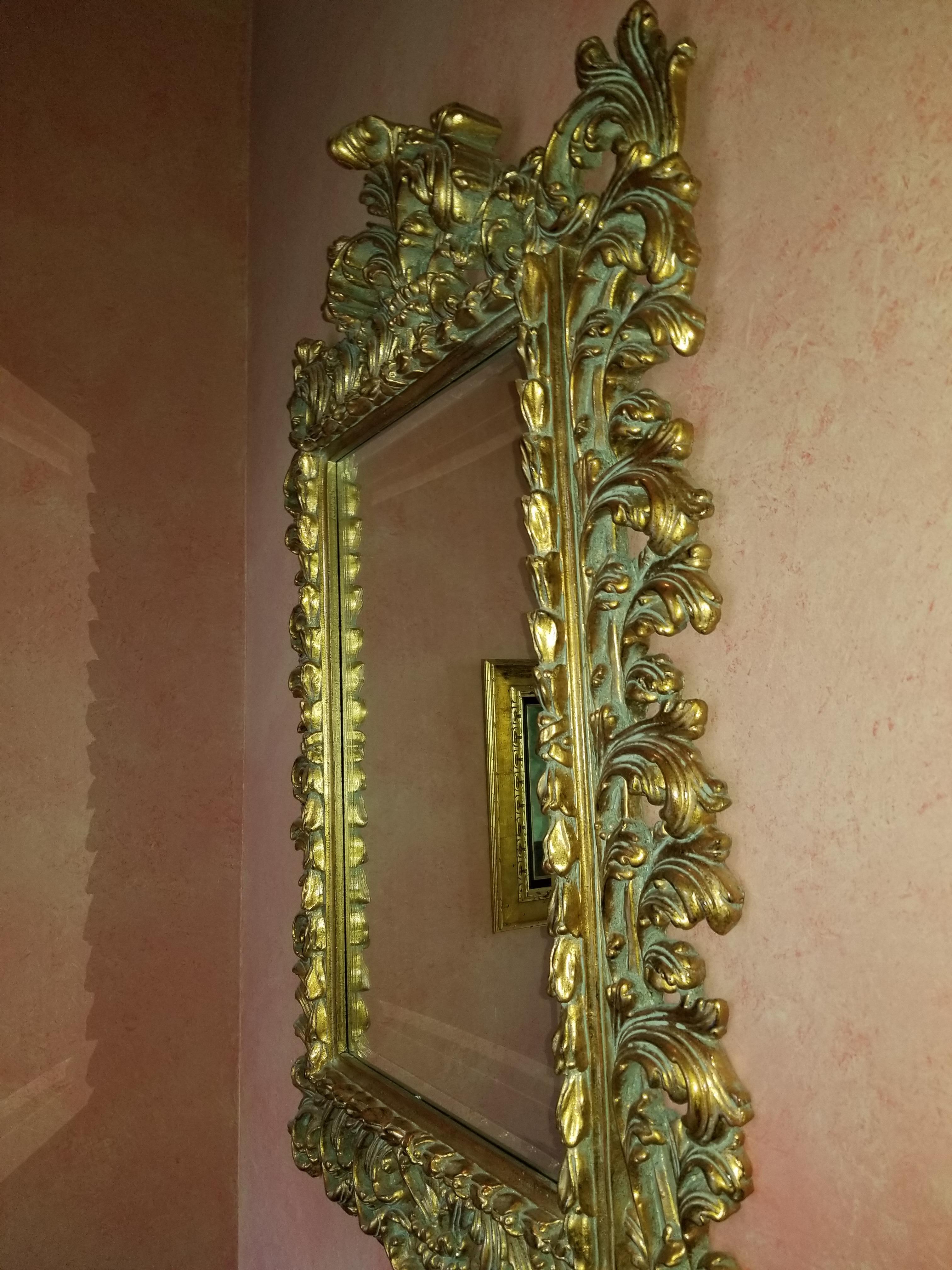 Américain Miroir en bois doré décoré de volutes, XXe siècle en vente
