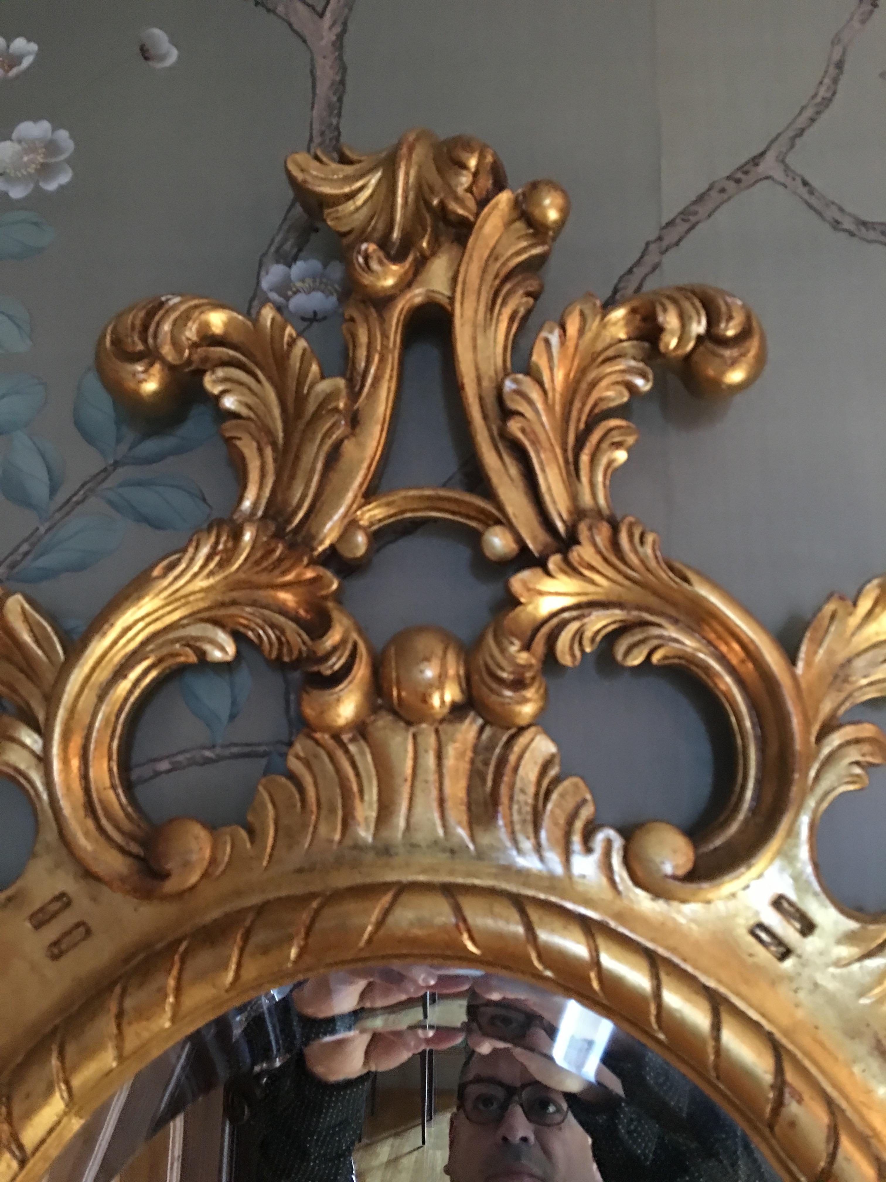 Spiegel aus vergoldetem Holz mit einer Prinz von Wales-Feder:: 20. Jahrhundert im Zustand „Gut“ im Angebot in Savannah, GA
