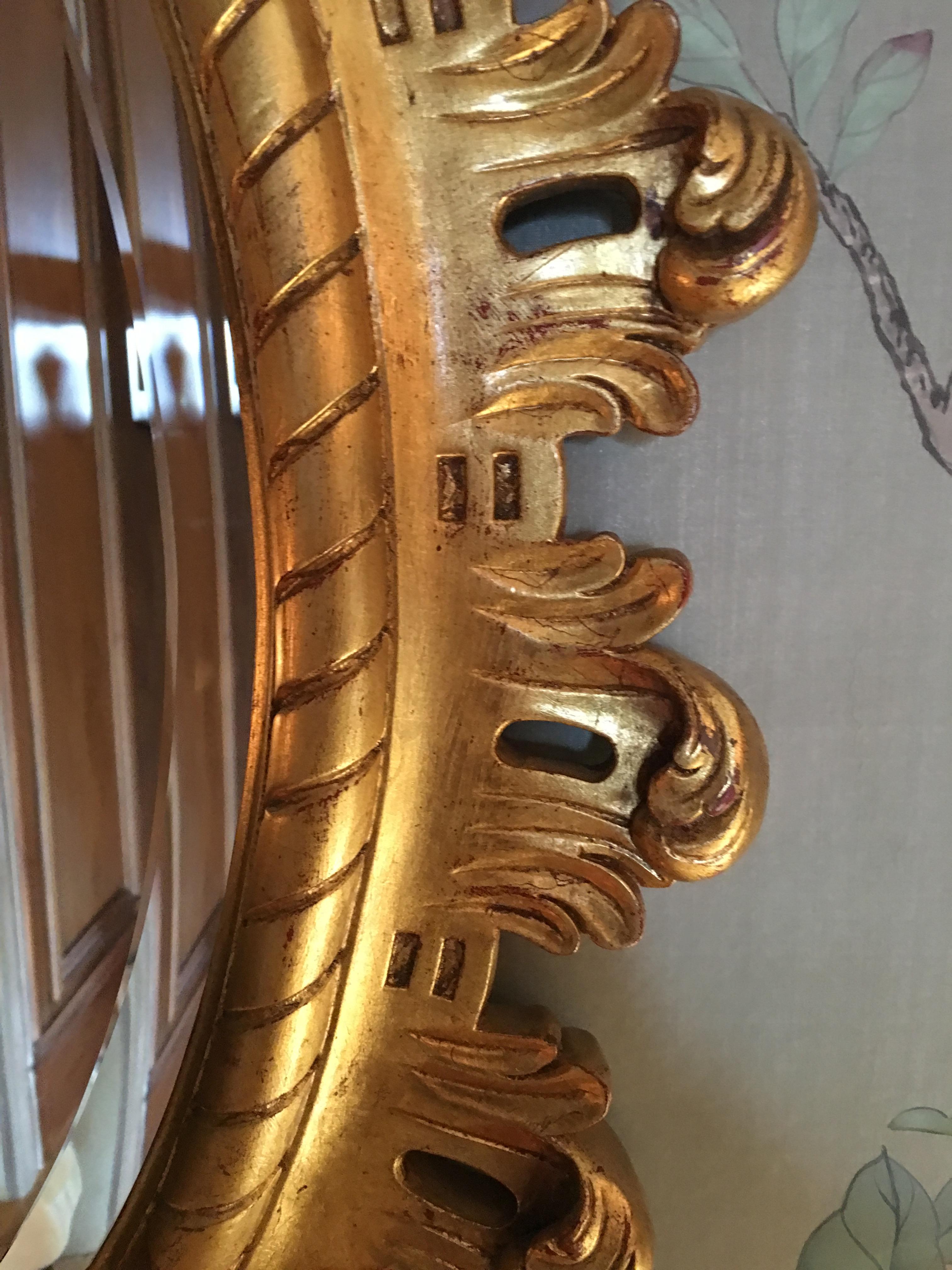Spiegel aus vergoldetem Holz mit einer Prinz von Wales-Feder:: 20. Jahrhundert im Angebot 2