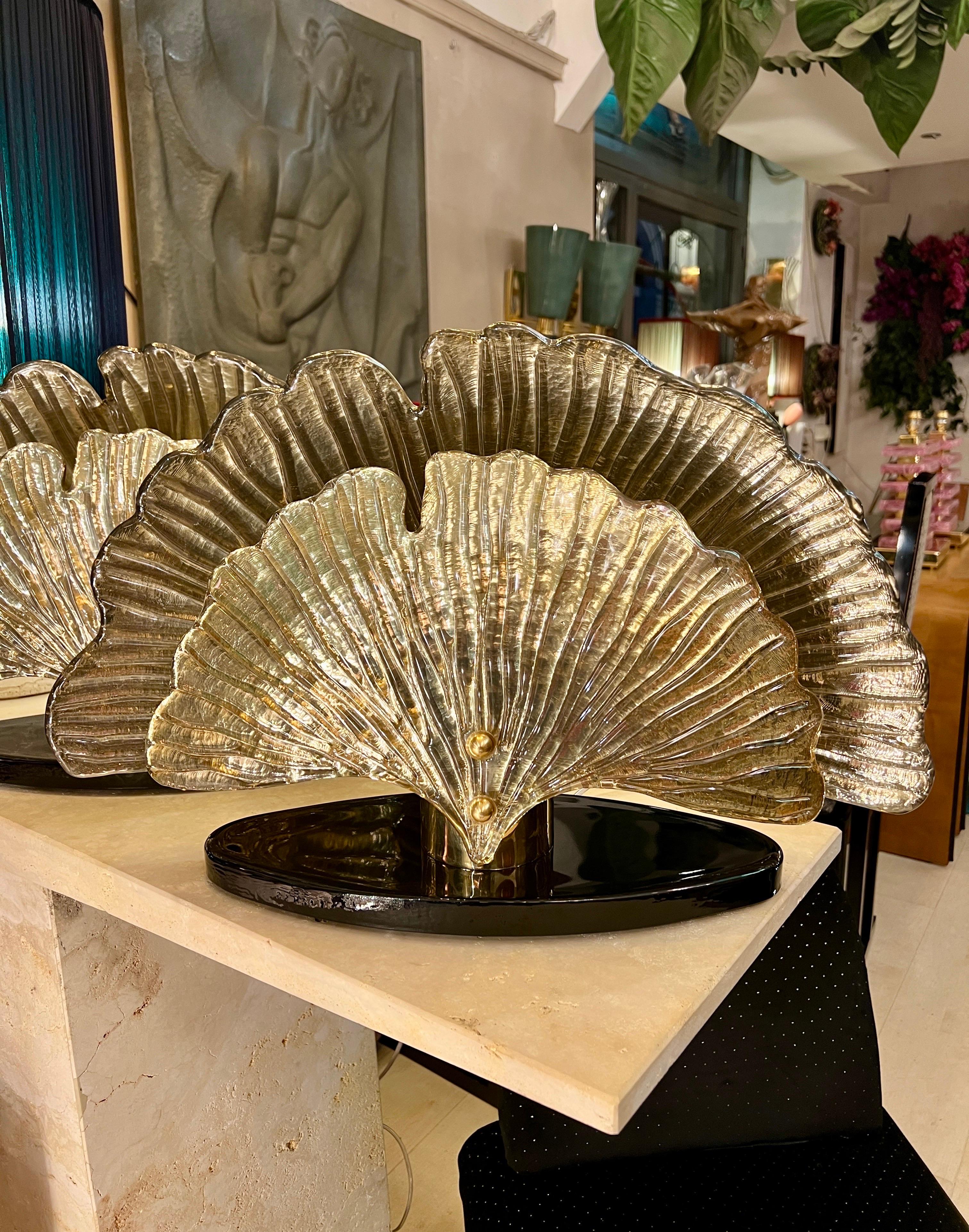 Moderno Lampada da tavolo in vetro di Murano a specchio dorato con foglie di Ginkgo, anni '80 in vendita