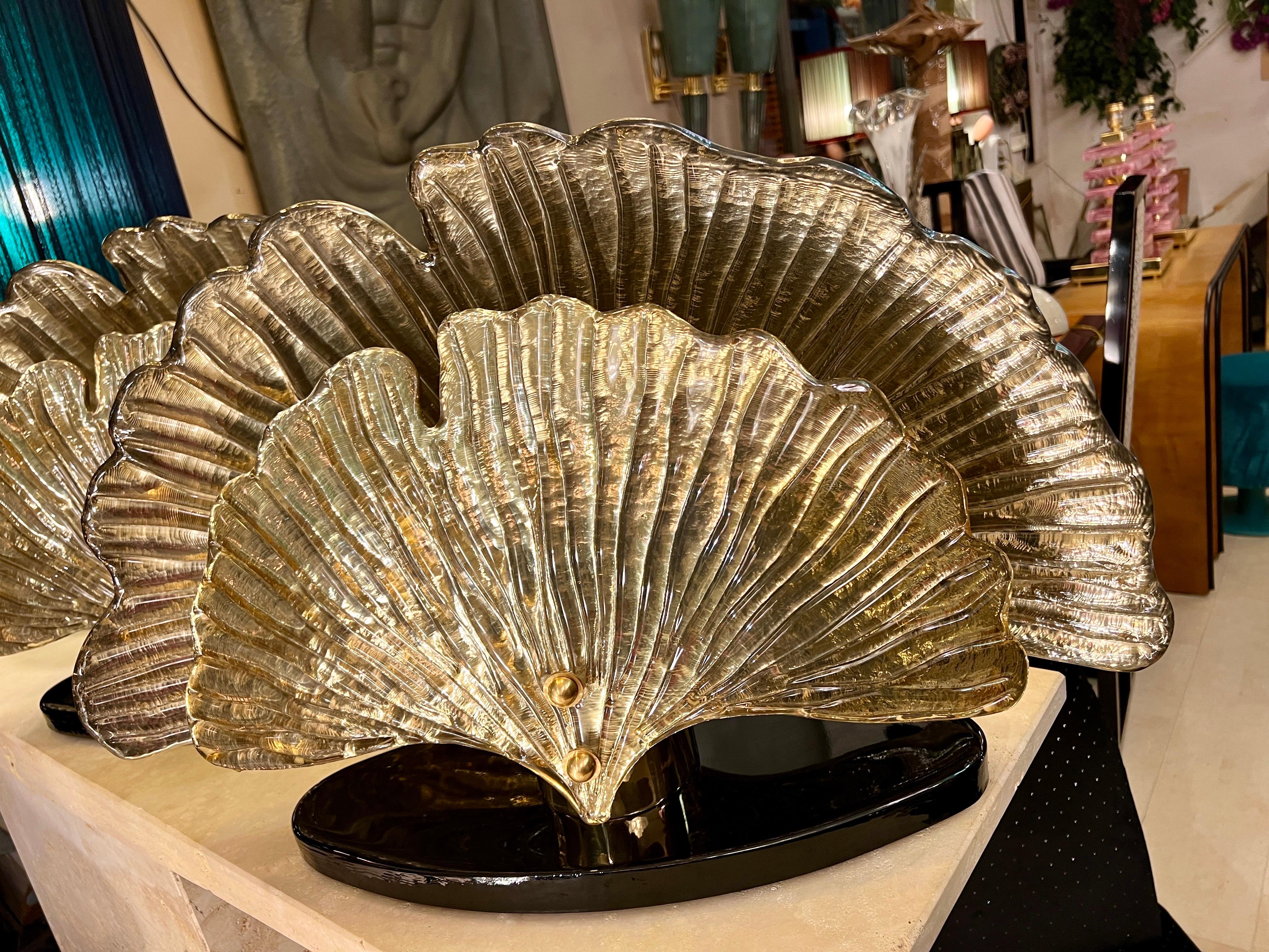 Vetro di Murano Lampada da tavolo in vetro di Murano a specchio dorato con foglie di Ginkgo, anni '80 in vendita