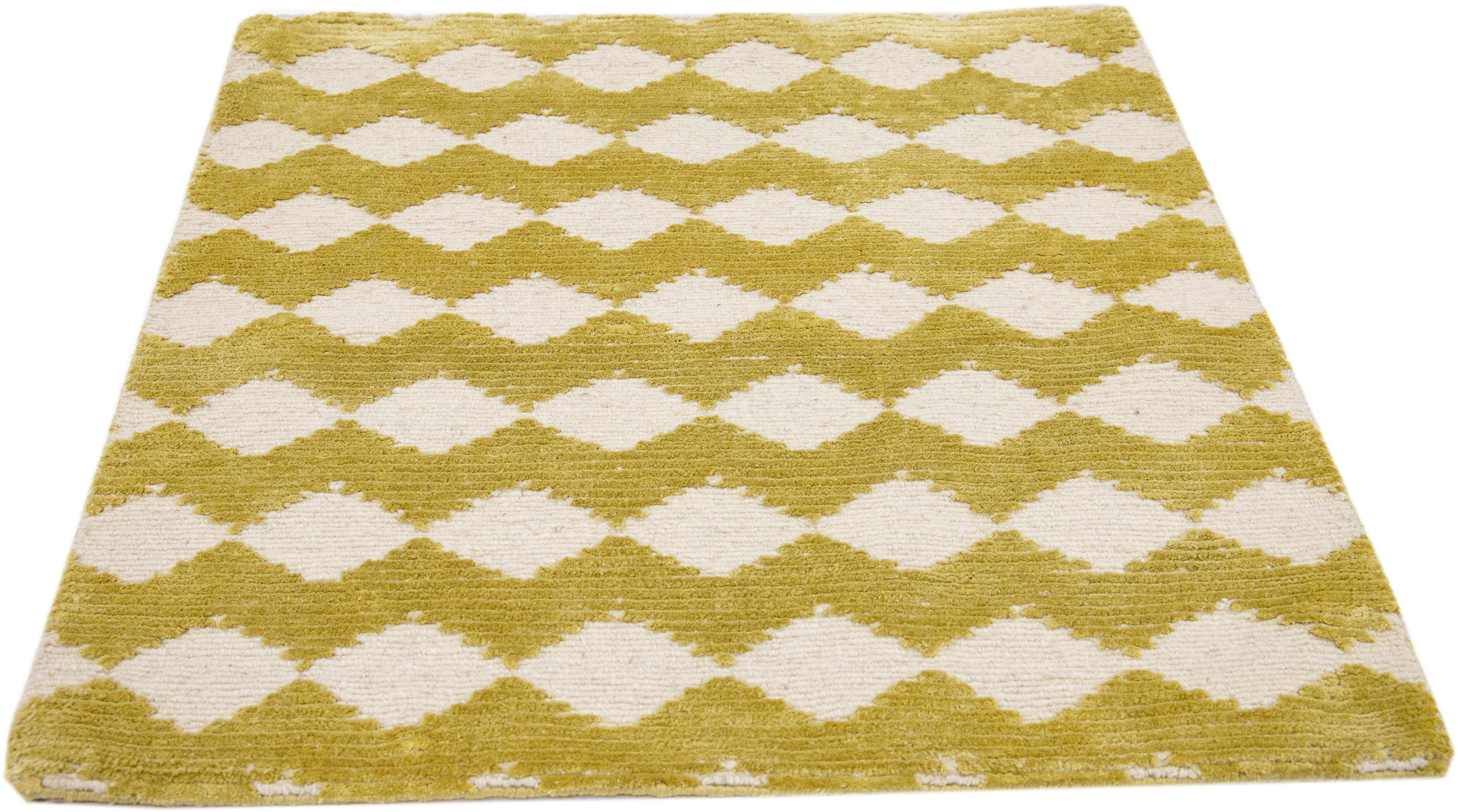 Nepalese Tappeto in lana personalizzato geometrico moderno fatto a mano color oro in vendita