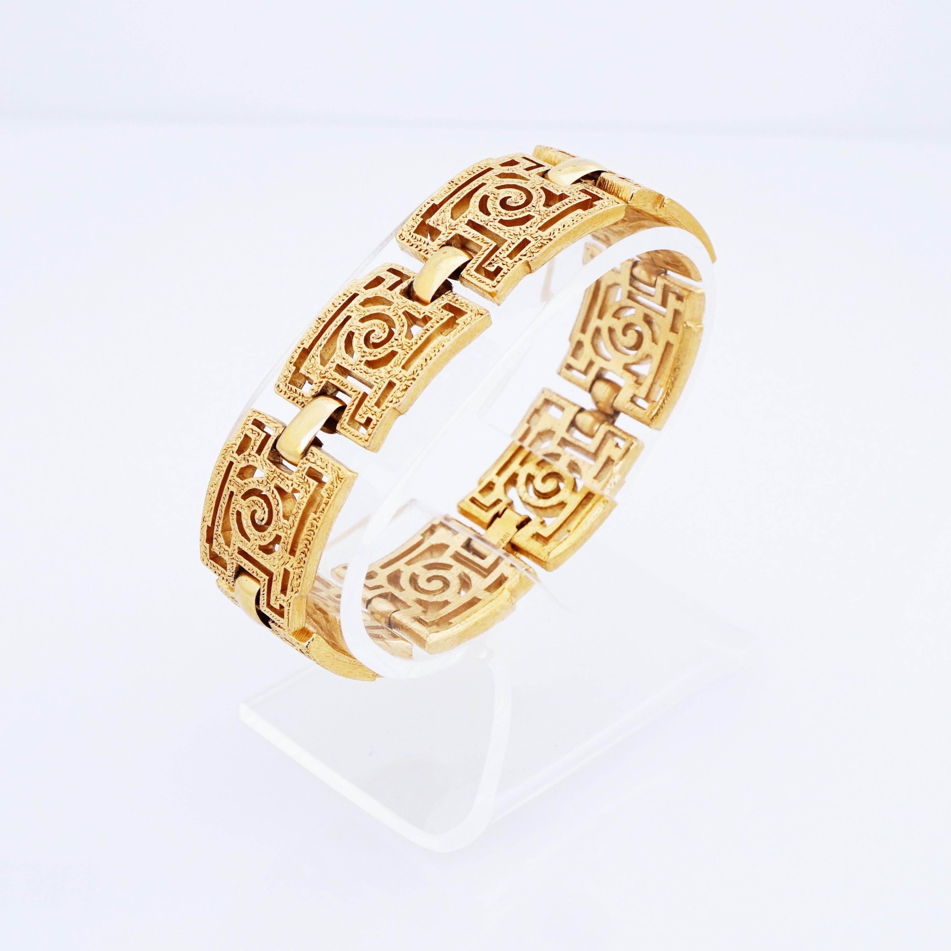 Gold Modernist Textured Swirl Panel Link Bracelet By Crown Trifari, 1960s In Good Condition In McKinney, TX