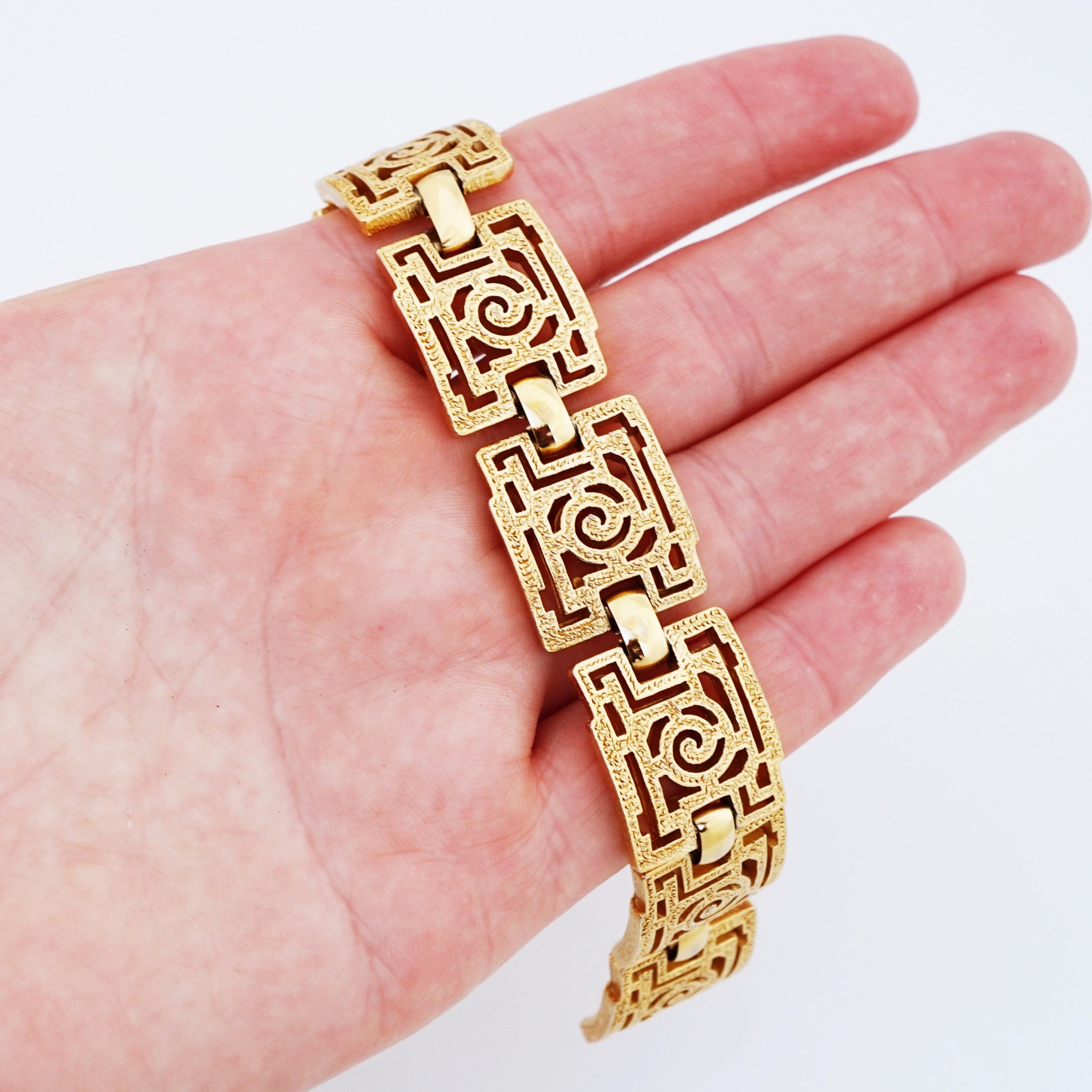 Gold Modernist Textured Swirl Panel Link Bracelet By Crown Trifari, 1960s 4