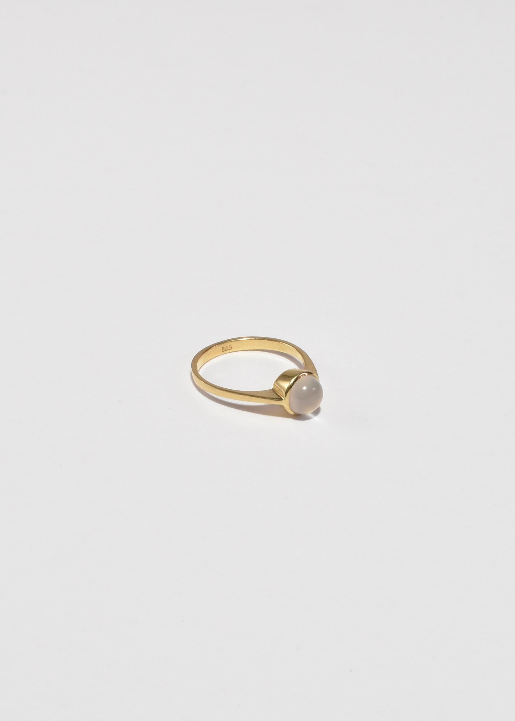 Stunning vintage gold ring with a round moonstone cabochon. Stamped 585.

Material: 14k gold, moonstone.