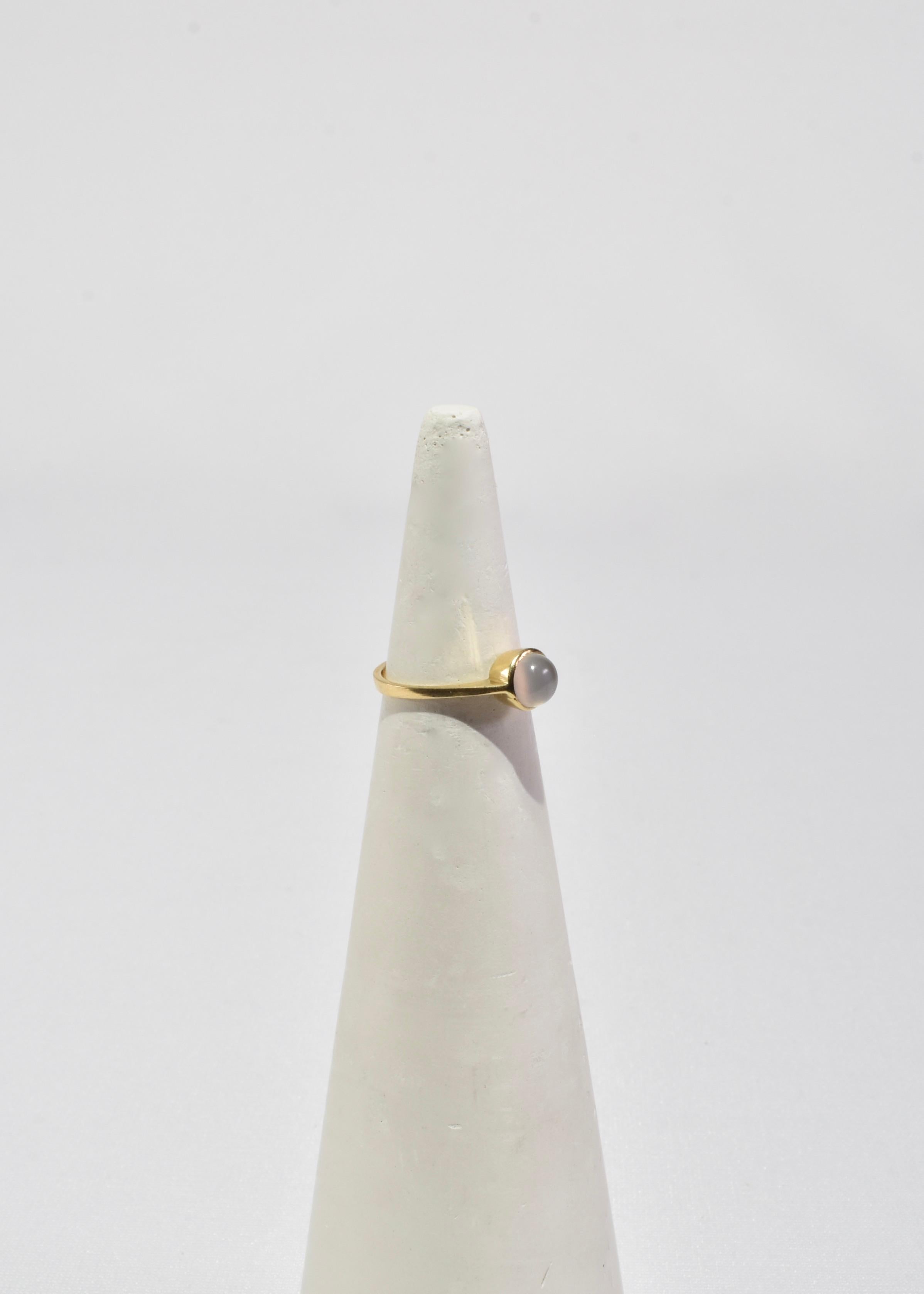 Gold Moonstone Ring In Excellent Condition For Sale In Richmond, VA